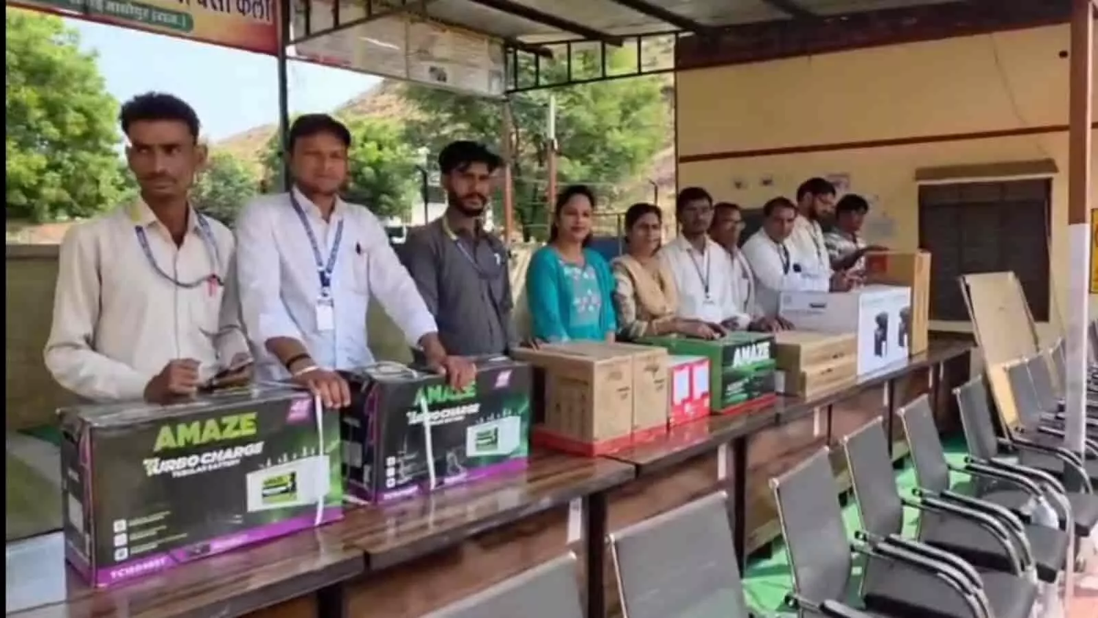 तस्वीर में वन विभाग अधिकारी और स्कूल स्टाफ सवाई माधोपुर में कंप्यूटर उपकरण भेंट करते हुए। तस्वीर में वन विभाग अधिकारी और स्कूल स्टाफ सवाई माधोपुर में कंप्यूटर उपकरण भेंट करते हुए।