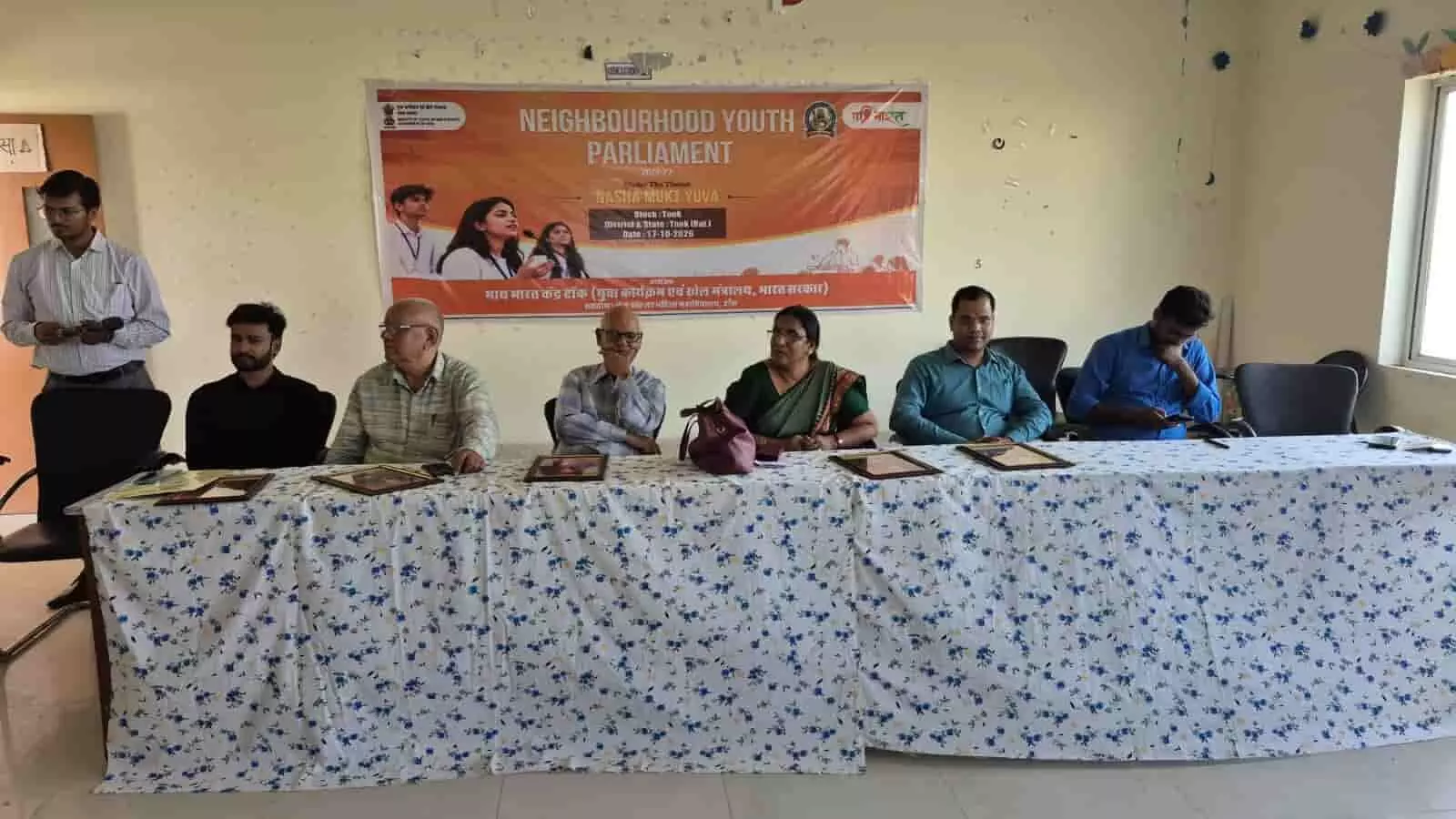 तस्वीर में टोंक के सेंट सोल्जर महाविद्यालय में पड़ोस युवा संसद कार्यक्रम के दौरान मंच पर बैठे अतिथि नजर आ रहे हैं। तस्वीर में टोंक के सेंट सोल्जर महाविद्यालय में पड़ोस युवा संसद कार्यक्रम के दौरान मंच पर बैठे अतिथि नजर आ रहे हैं।