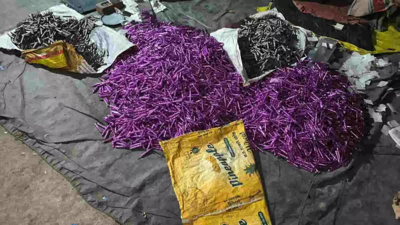 तस्वीर में चित्तौड़गढ़ में पुलिस छापे के दौरान जब्त अवैध पटाखे और बारूदी नलियां दिख रही हैं। तस्वीर में चित्तौड़गढ़ में पुलिस छापे के दौरान जब्त अवैध पटाखे और बारूदी नलियां दिख रही हैं।