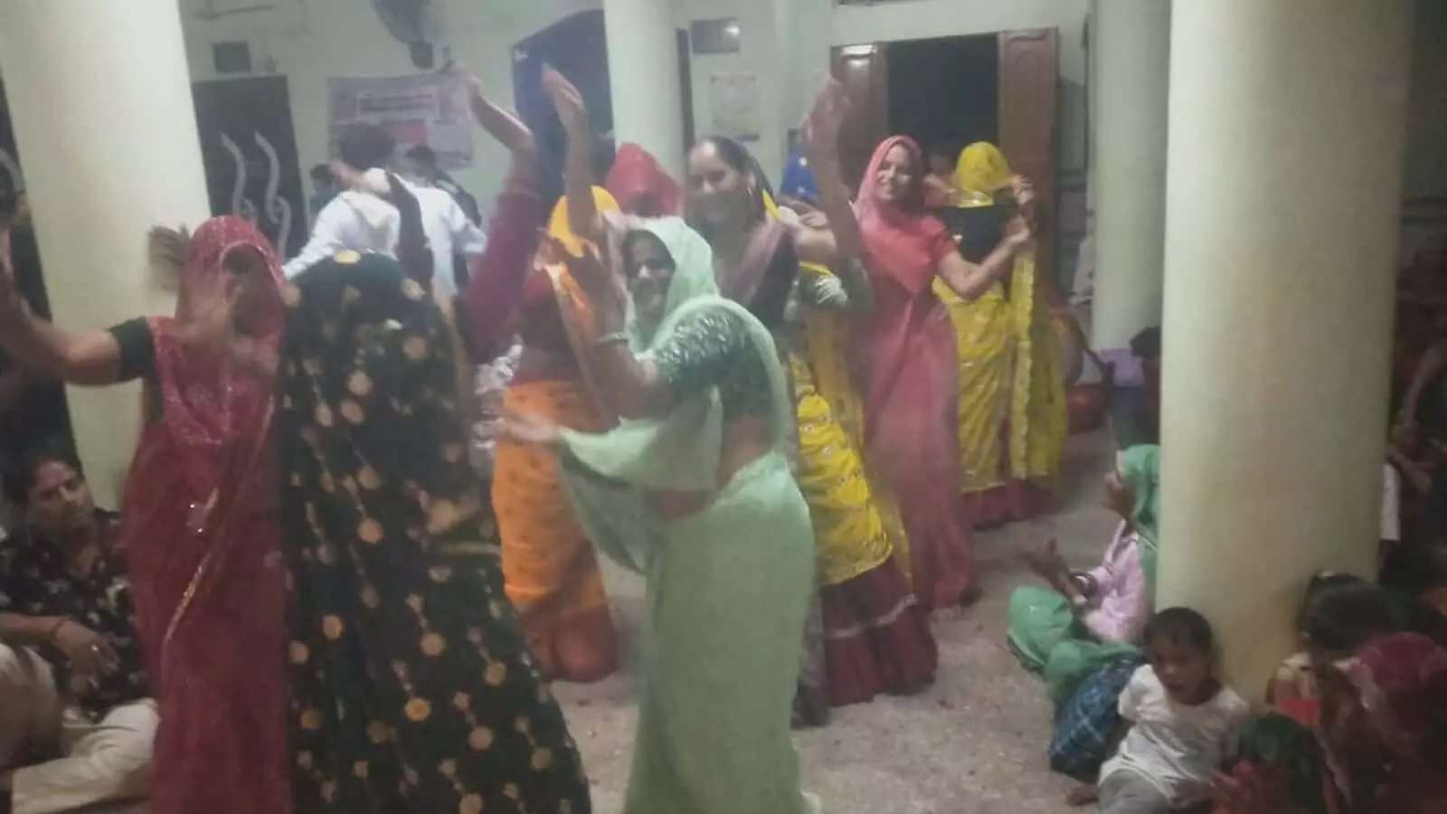 तस्वीर में गंगापुर सिटी में जागरण के दौरान डांडिया और नृत्य करती महिलाएं दिख रही हैं। तस्वीर में गंगापुर सिटी में जागरण के दौरान डांडिया और नृत्य करती महिलाएं दिख रही हैं।