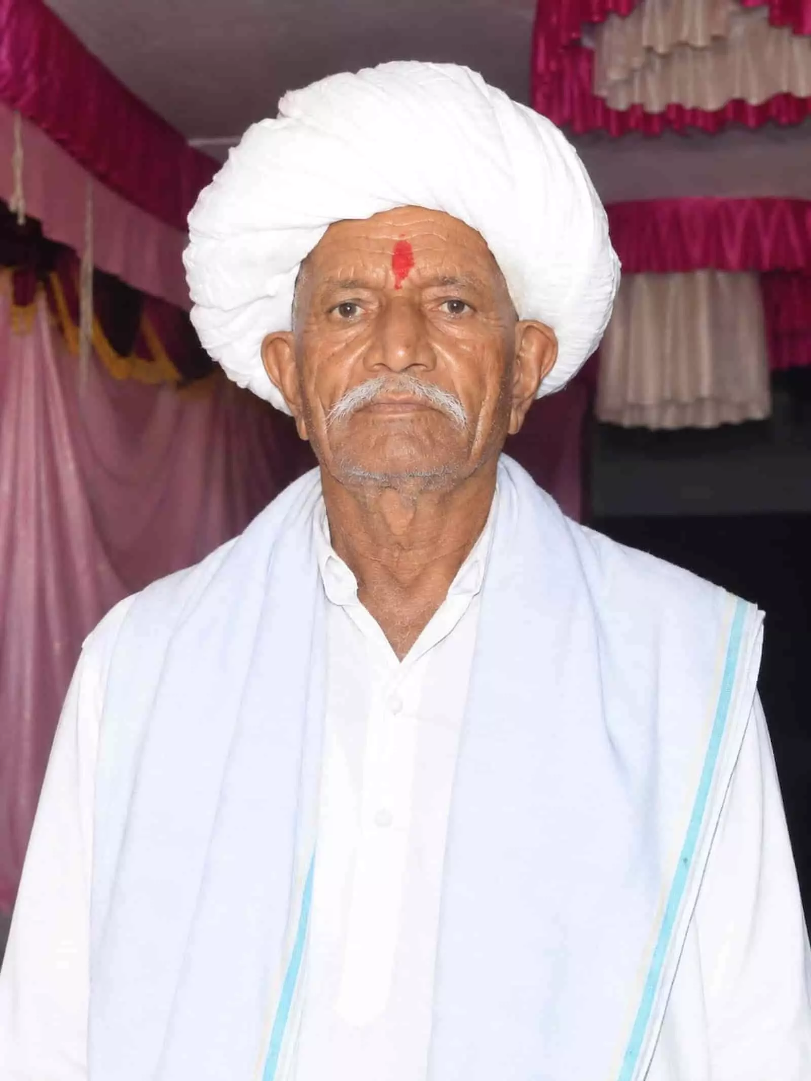 तस्वीर में दिख रहे सफेद पगड़ी पहने पूर्व सरपंच देवी लाल पटेल जिनका सलूंबर में निधन हो गया। तस्वीर में दिख रहे सफेद पगड़ी पहने पूर्व सरपंच देवी लाल पटेल जिनका सलूंबर में निधन हो गया।