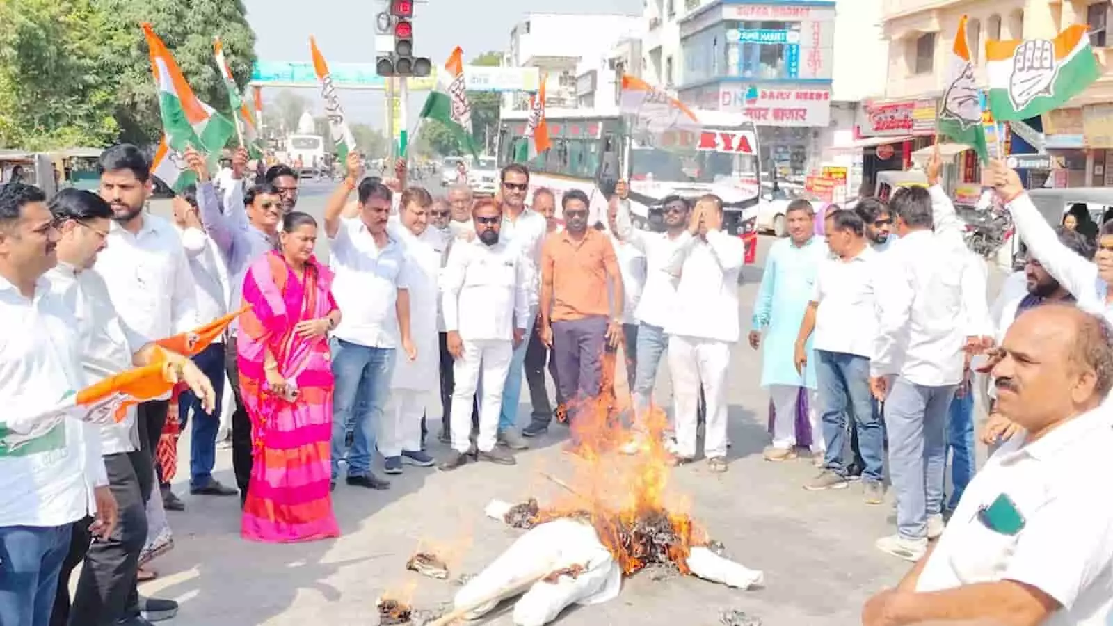 तस्वीर में चित्तौड़गढ़ के कलेक्ट्रेट चौराहे पर झंडे लहराते हुए कांग्रेस कार्यकर्ता पुतला दहन कर विरोध दर्ज करा रहे हैं। तस्वीर में चित्तौड़गढ़ के कलेक्ट्रेट चौराहे पर झंडे लहराते हुए कांग्रेस कार्यकर्ता पुतला दहन कर विरोध दर्ज करा रहे हैं।