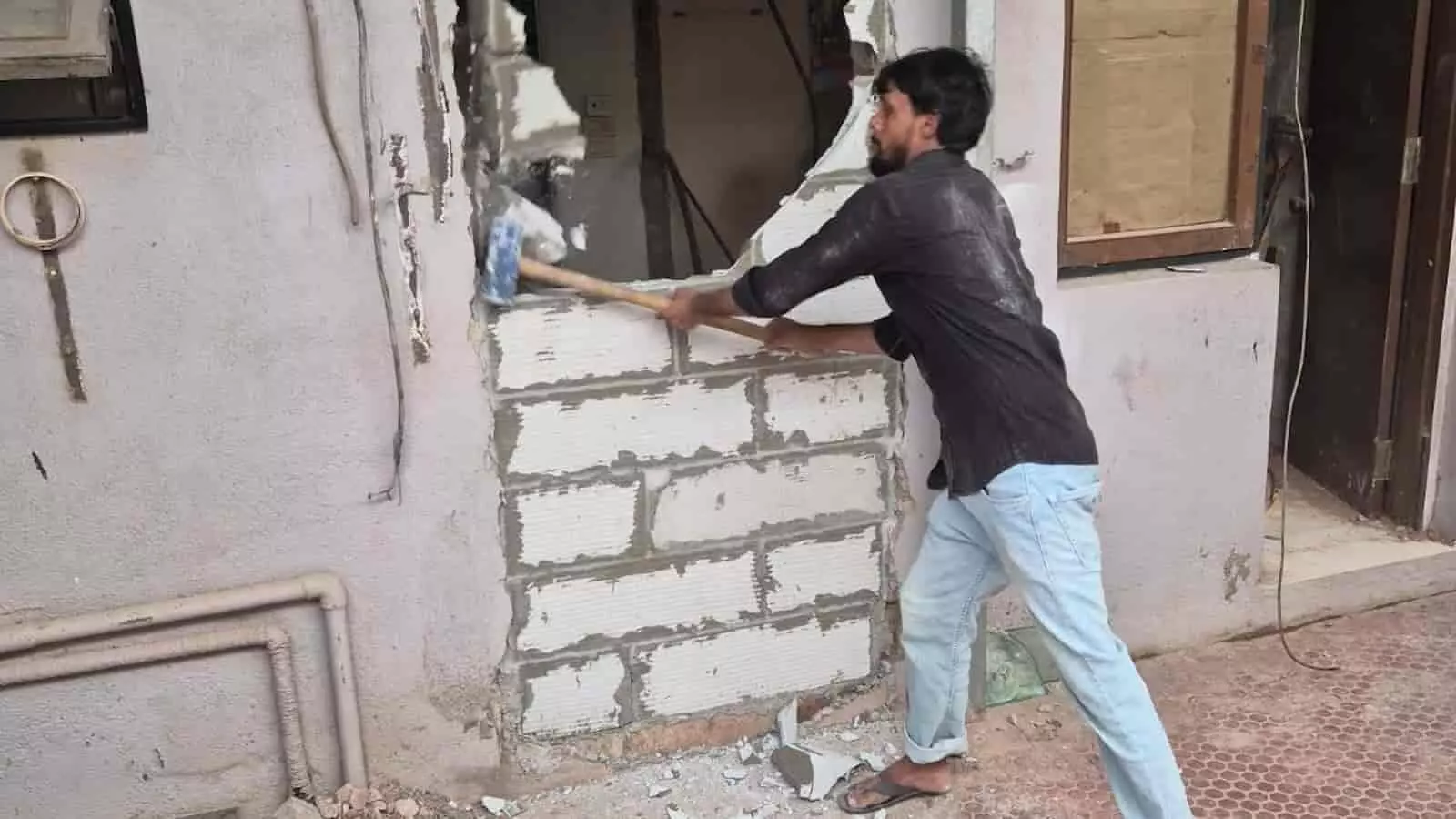 तस्वीर में दिख रहा है निर्माण कार्य जिसे बीएमसी ने अजय देवगन के जुहू बंगले में अवैध घोषित किया है। तस्वीर में दिख रहा है निर्माण कार्य जिसे बीएमसी ने अजय देवगन के जुहू बंगले में अवैध घोषित किया है।
