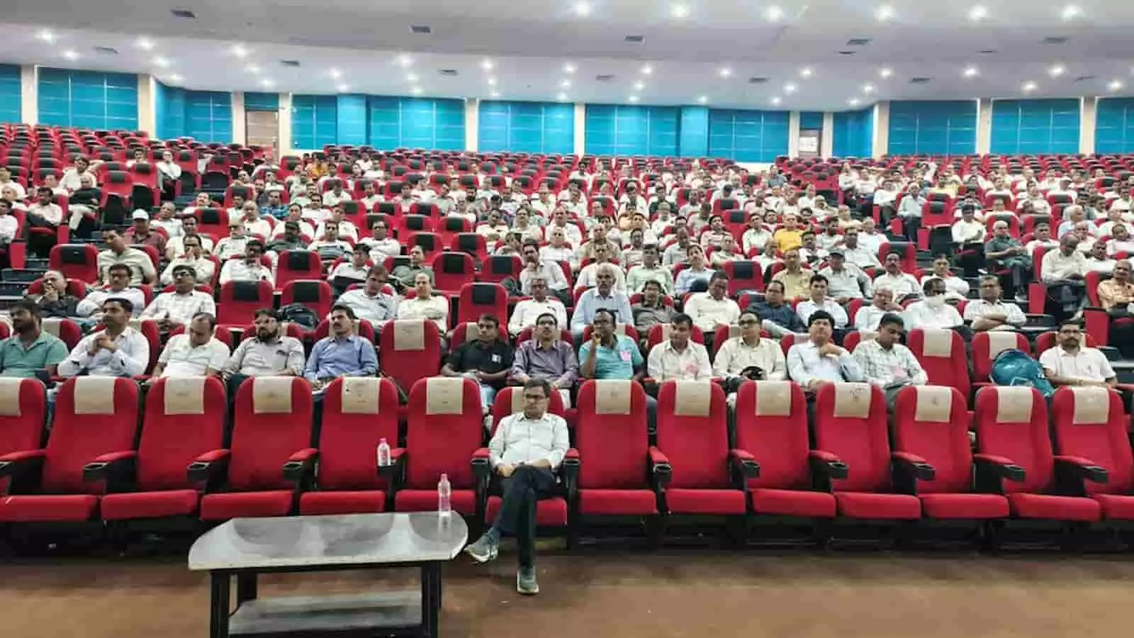 चित्तौड़गढ़ में पंचायती राज चुनाव प्रशिक्षण सत्र के दौरान ऑडिटोरियम में बैठे रिटर्निंग अधिकारी। चित्तौड़गढ़ में पंचायती राज चुनाव प्रशिक्षण सत्र के दौरान ऑडिटोरियम में बैठे रिटर्निंग अधिकारी।