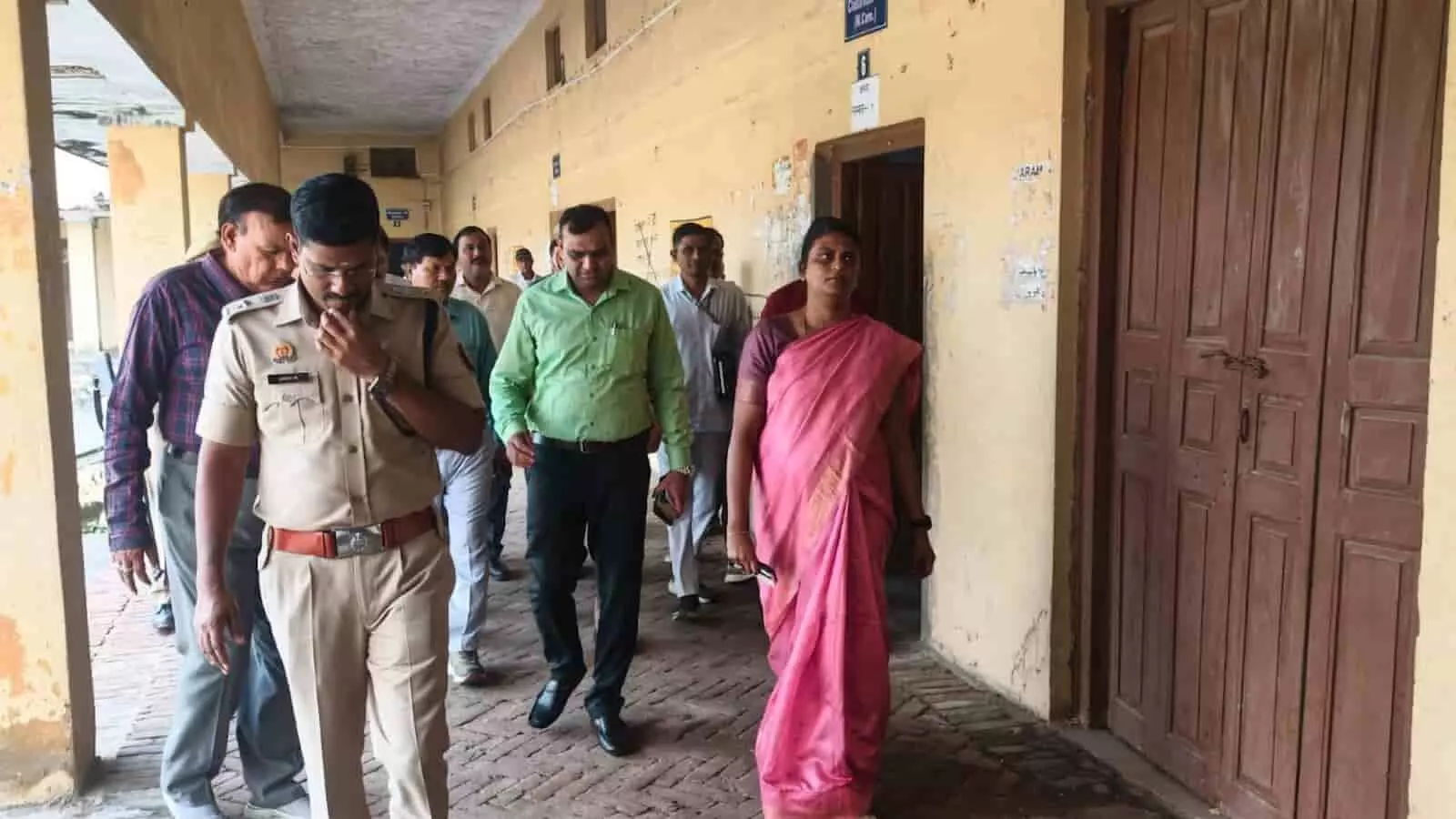 तस्वीर में जिलाधिकारी एम. अरुन्मोली और वरिष्ठ पुलिस अधीक्षक एटा के महाविद्यालय परिसर में मतदान केंद्र का निरीक्षण करते हुए। तस्वीर में जिलाधिकारी एम. अरुन्मोली और वरिष्ठ पुलिस अधीक्षक एटा के महाविद्यालय परिसर में मतदान केंद्र का निरीक्षण करते हुए।