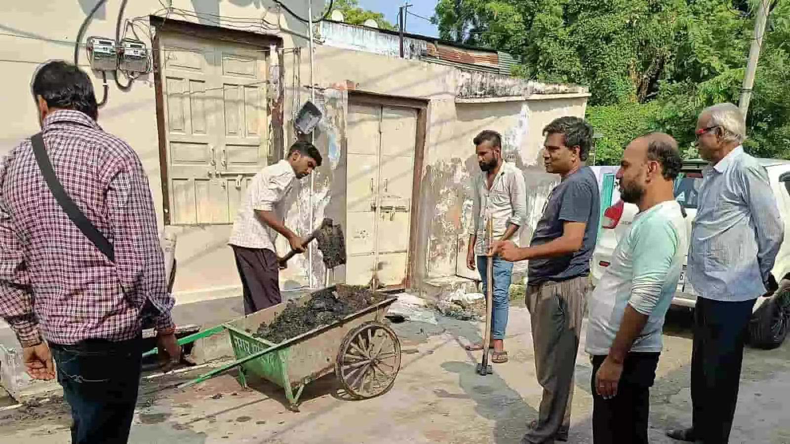 गंगापुर सिटी के वार्ड 31 में कचरा उठाते सफाई कर्मचारी और व्यवस्था का निरीक्षण करते पार्षद विजेंद्र गुर्जर गंगापुर सिटी के वार्ड 31 में कचरा उठाते सफाई कर्मचारी और व्यवस्था का निरीक्षण करते पार्षद विजेंद्र गुर्जर