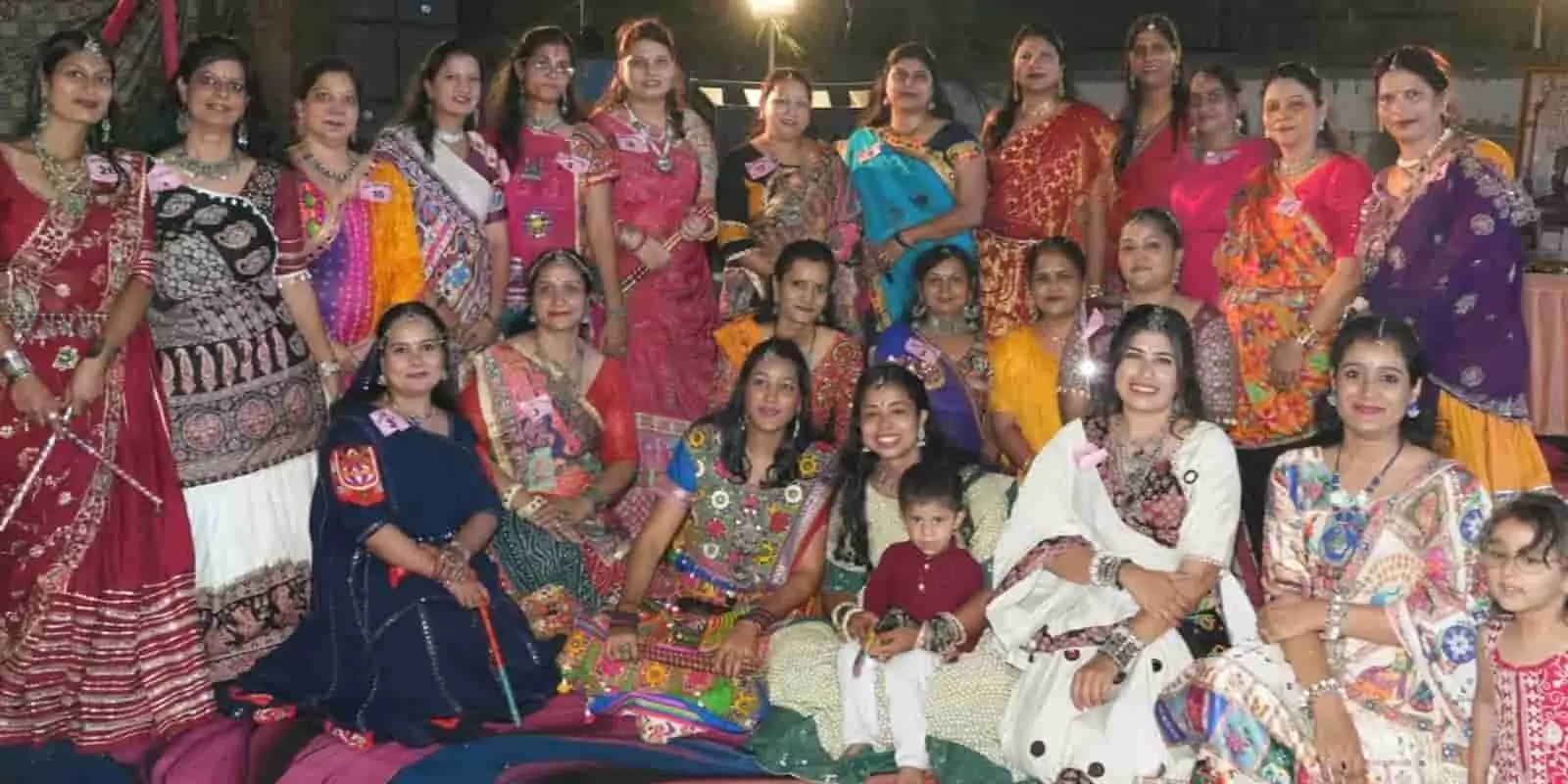 तस्वीर में पारंपरिक परिधान पहने महिलाएं कोटा के जैन मंदिर में आयोजित गरबा उत्सव में शामिल हैं। तस्वीर में पारंपरिक परिधान पहने महिलाएं कोटा के जैन मंदिर में आयोजित गरबा उत्सव में शामिल हैं।