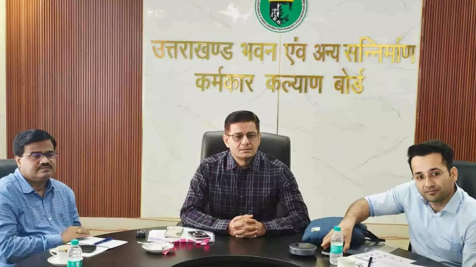 तस्वीर में भवन एवं अन्य सन्निर्माण कर्मकार कल्याण बोर्ड कार्यालय में बैठक के दौरान चर्चा करते अधिकारीगण। तस्वीर में भवन एवं अन्य सन्निर्माण कर्मकार कल्याण बोर्ड कार्यालय में बैठक के दौरान चर्चा करते अधिकारीगण।