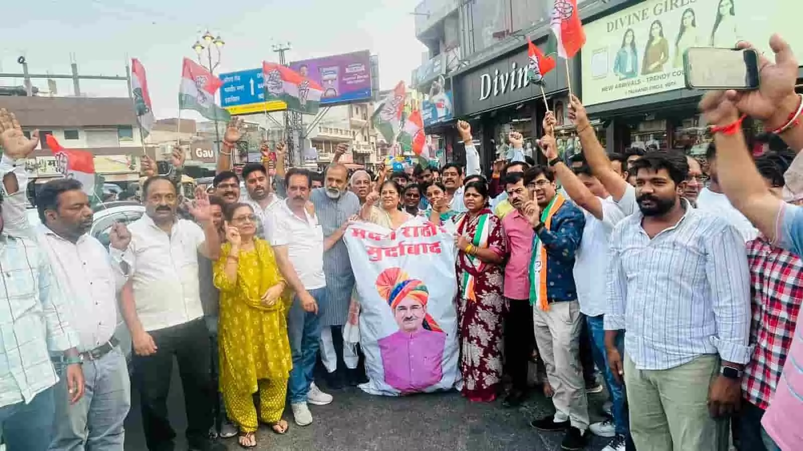 तस्वीर में कोटा के तलवंडी चौराहे पर मदन राठौड़ के बयान के खिलाफ प्रदर्शन करते कांग्रेस कार्यकर्ता। तस्वीर में कोटा के तलवंडी चौराहे पर मदन राठौड़ के बयान के खिलाफ प्रदर्शन करते कांग्रेस कार्यकर्ता।