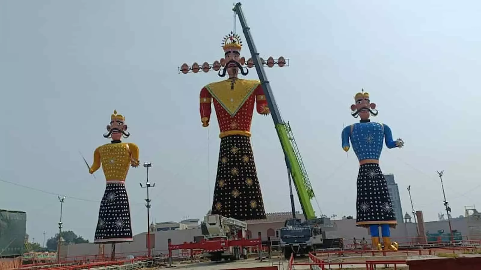 तस्वीर में कोटा के दशहरा मैदान में क्रेन की मदद से स्थापित किए गए रावण, कुंभकर्ण और मेघनाद के पुतले दिखाई दे रहे हैं. तस्वीर में कोटा के दशहरा मैदान में क्रेन की मदद से स्थापित किए गए रावण, कुंभकर्ण और मेघनाद के पुतले दिखाई दे रहे हैं.