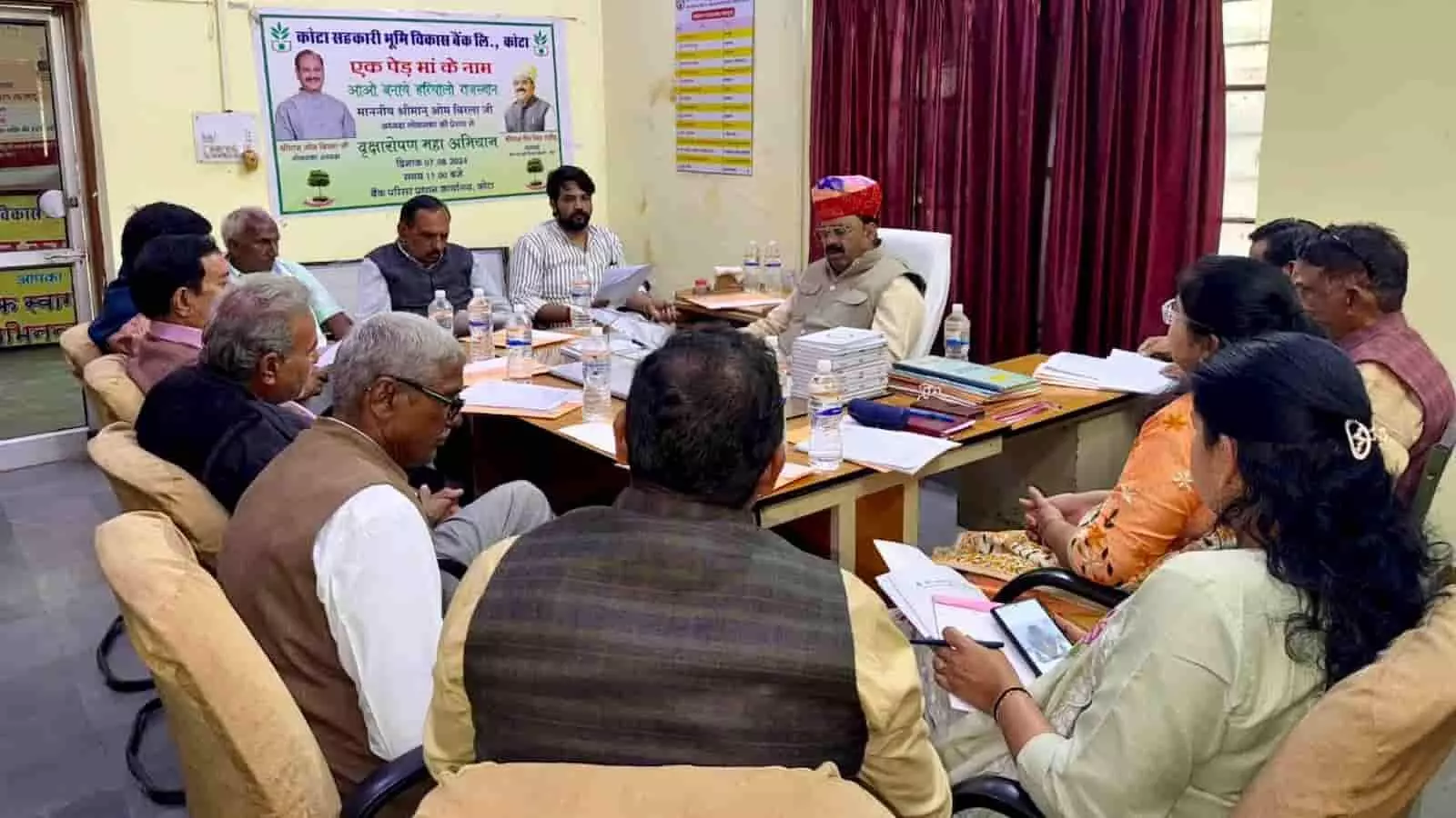 तस्वीर में कोटा के भूमि विकास बैंक में समीक्षा बैठक में अधिकारी बैठे दिख रहे हैं। तस्वीर में कोटा के भूमि विकास बैंक में समीक्षा बैठक में अधिकारी बैठे दिख रहे हैं।