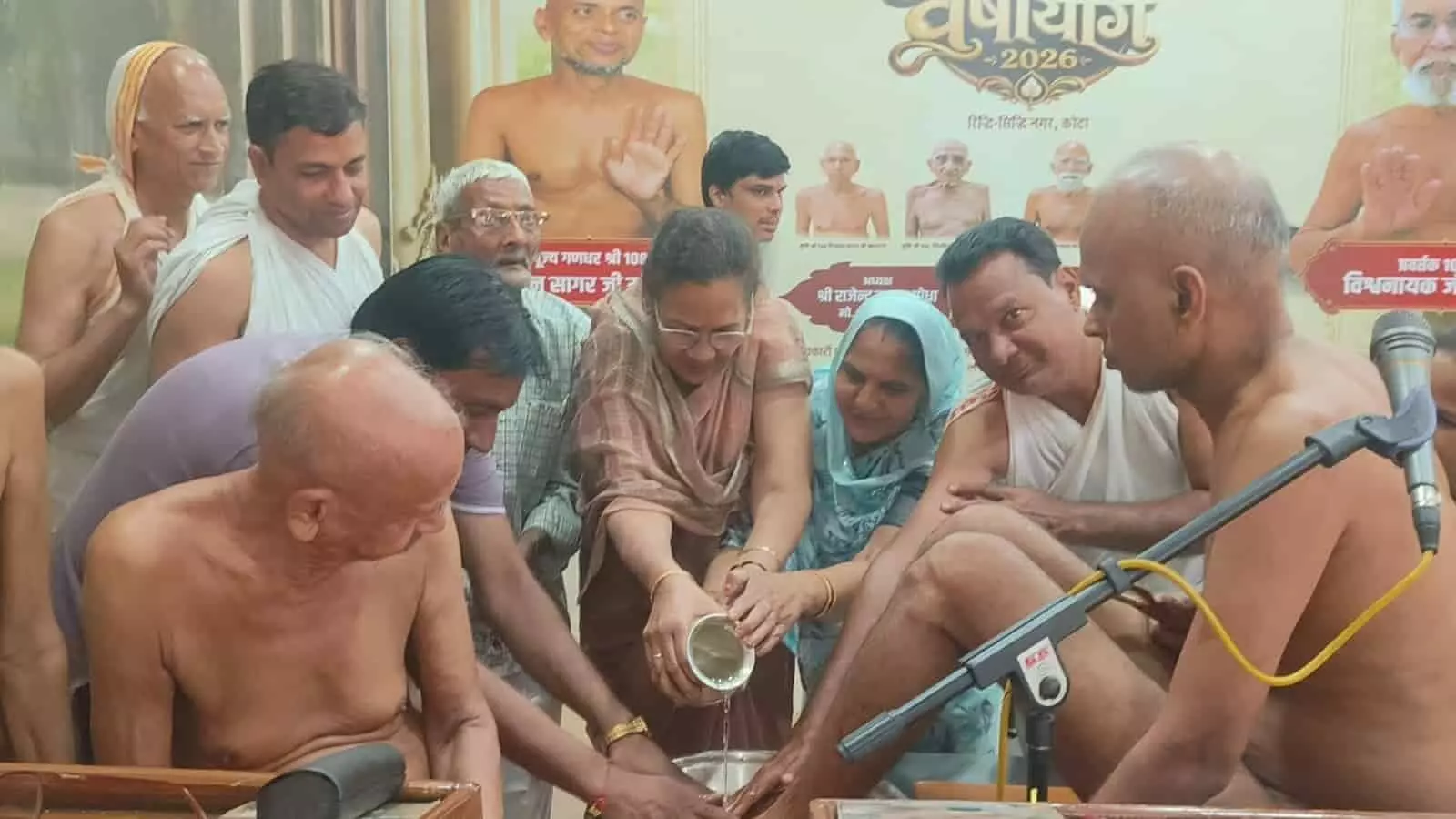 तस्वीर में कोटा के मंदिर में मुनिश्री विवर्धन सागर जी महाराज का पाद प्रक्षालन करते हुए श्रद्धालु दिख रहे हैं। तस्वीर में कोटा के मंदिर में मुनिश्री विवर्धन सागर जी महाराज का पाद प्रक्षालन करते हुए श्रद्धालु दिख रहे हैं।