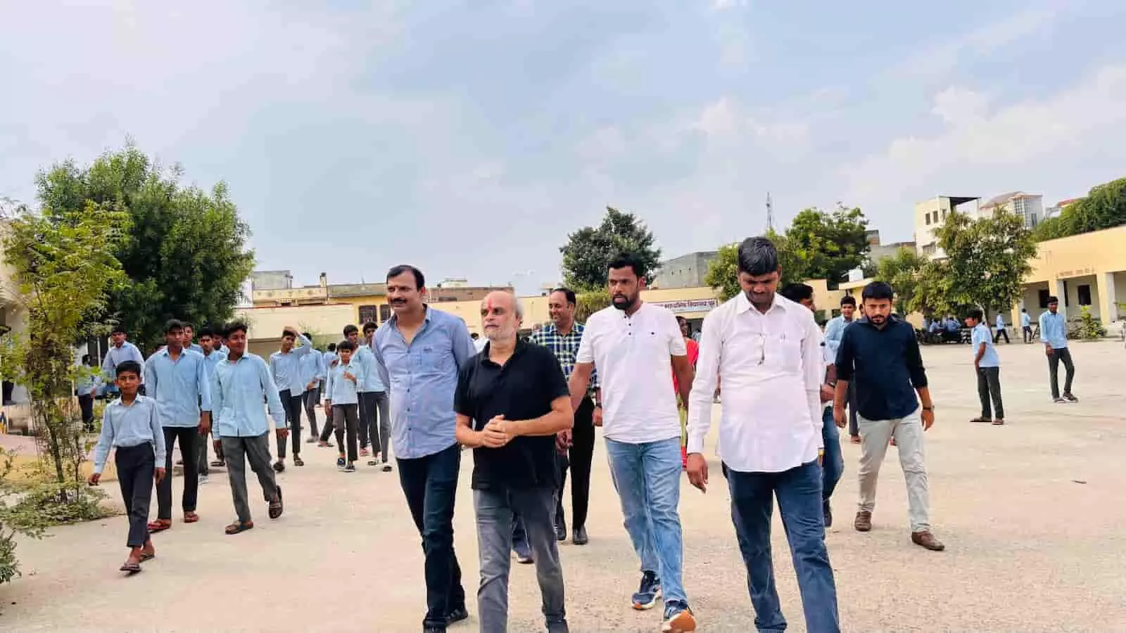 तस्वीर में विधायक अशोक कोठारी स्थानीय प्रतिनिधियों के साथ पुर के सरकारी स्कूल प्रांगण का निरीक्षण करते हुए। तस्वीर में विधायक अशोक कोठारी स्थानीय प्रतिनिधियों के साथ पुर के सरकारी स्कूल प्रांगण का निरीक्षण करते हुए।