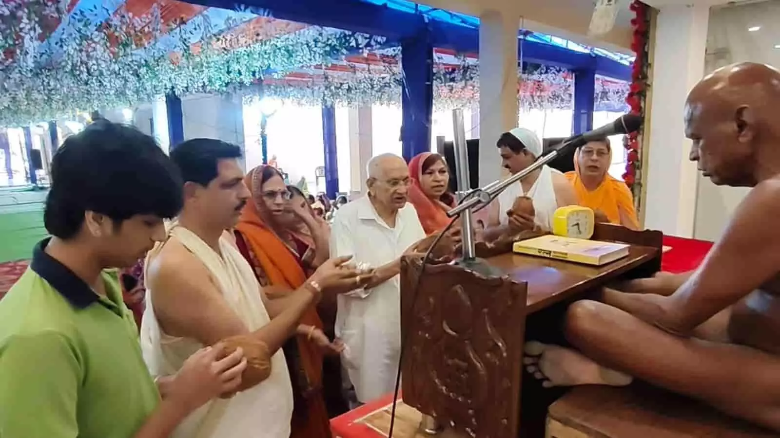तस्वीर में मुनि योगसागर जी महाराज कोटा के नसियाजी दादाबाड़ी में प्रवचन देते हुए दिख रहे हैं. तस्वीर में मुनि योगसागर जी महाराज कोटा के नसियाजी दादाबाड़ी में प्रवचन देते हुए दिख रहे हैं.