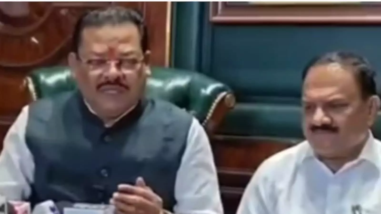 तस्वीर में छत्रपति संभाजीनगर में मराठवाड़ा स्नातक निर्वाचन चुनाव पर चर्चा करते नेता दिख रहे हैं। तस्वीर में छत्रपति संभाजीनगर में मराठवाड़ा स्नातक निर्वाचन चुनाव पर चर्चा करते नेता दिख रहे हैं।