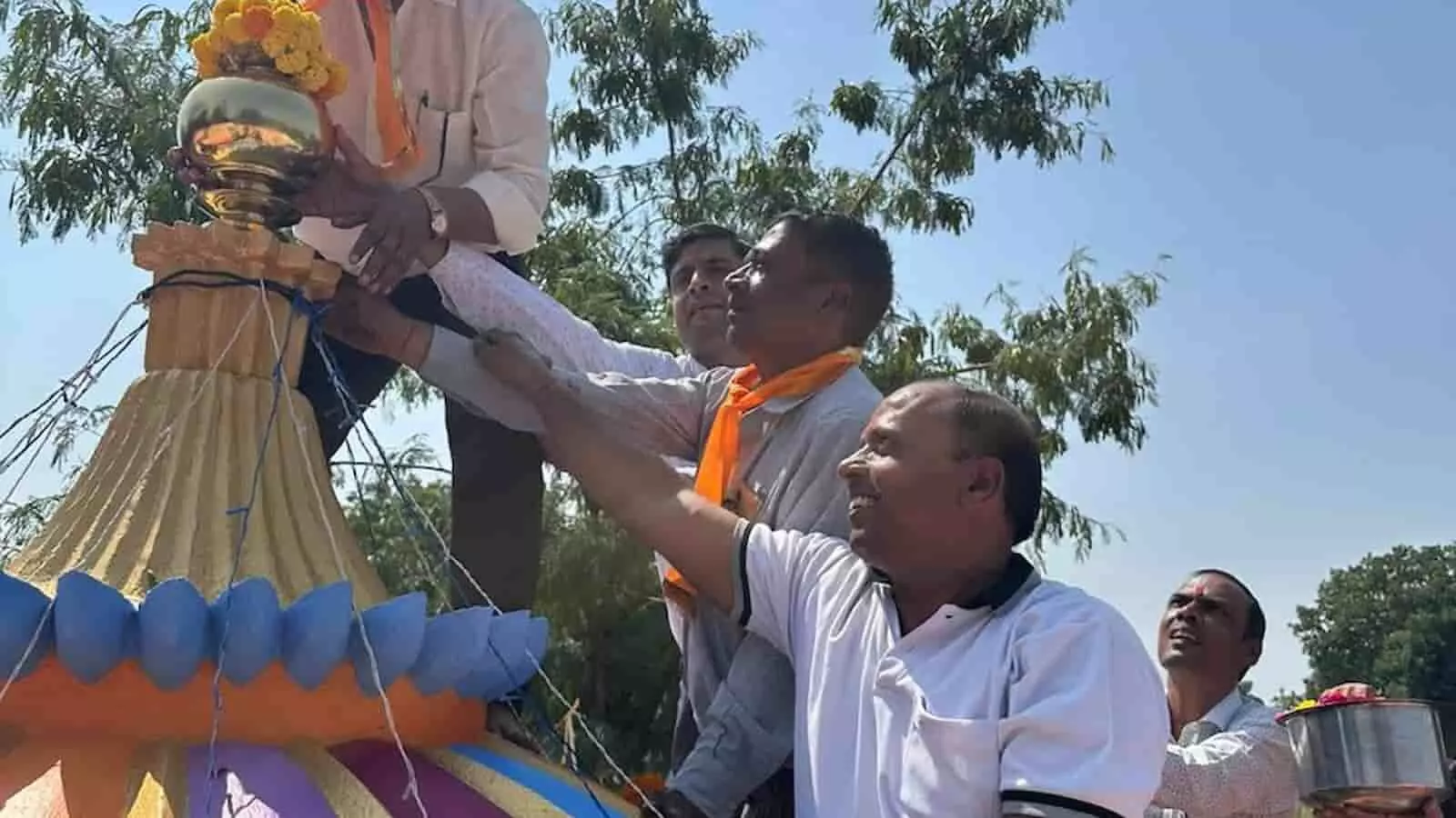 तस्वीर में मंदिर के शिखर पर स्वर्ण कलश स्थापित करते श्रद्धालु दिखाई दे रहे हैं। तस्वीर में मंदिर के शिखर पर स्वर्ण कलश स्थापित करते श्रद्धालु दिखाई दे रहे हैं।