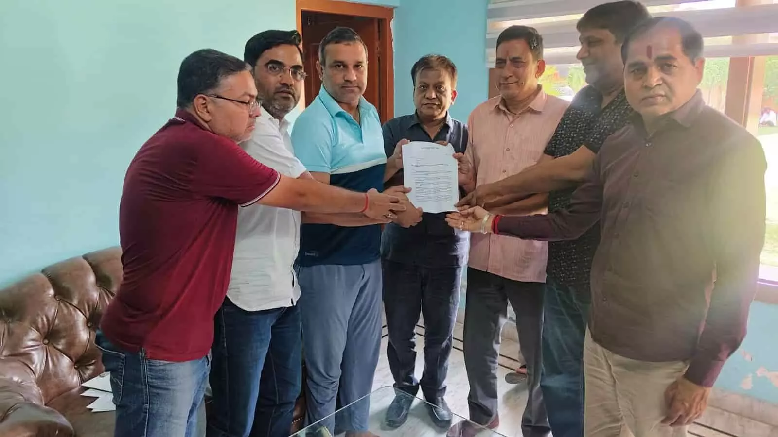 तस्वीर में नोहर के चाय व्यापारी पूर्व विधायक को ज्ञापन सौंपते हुए दिख रहे हैं। तस्वीर में नोहर के चाय व्यापारी पूर्व विधायक को ज्ञापन सौंपते हुए दिख रहे हैं।
