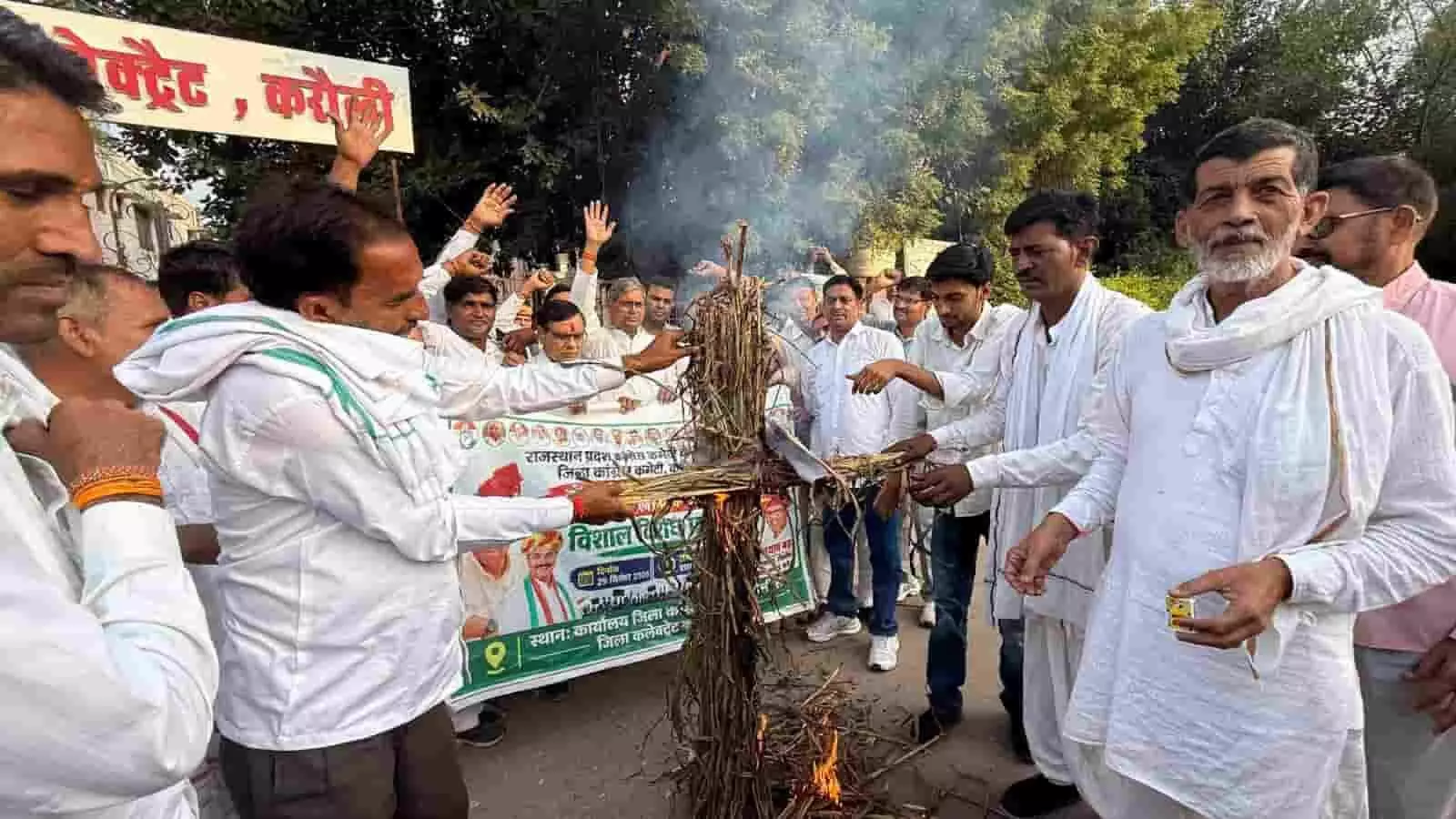 तस्वीर में करौली कलेक्ट्रेट के बाहर विरोध प्रदर्शन के दौरान पुतला दहन करते कांग्रेस कार्यकर्ता दिख रहे हैं। तस्वीर में करौली कलेक्ट्रेट के बाहर विरोध प्रदर्शन के दौरान पुतला दहन करते कांग्रेस कार्यकर्ता दिख रहे हैं।
