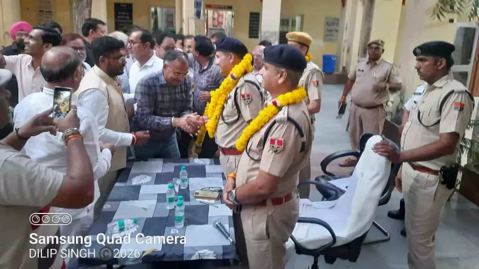 तस्वीर में ब्यावर सिटी पुलिस थाने में सिंधी समाज के लोग पुलिस अधिकारियों का स्वागत करते दिख रहे हैं। तस्वीर में ब्यावर सिटी पुलिस थाने में सिंधी समाज के लोग पुलिस अधिकारियों का स्वागत करते दिख रहे हैं।