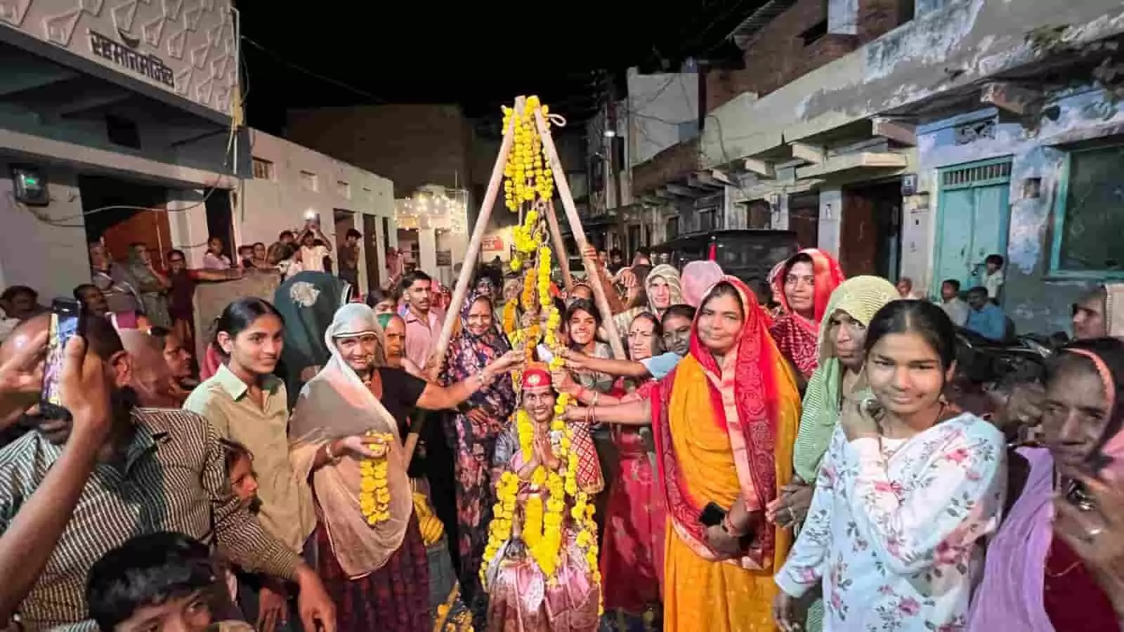 तस्वीर में फतहनगर-सनवाड़ की पालिका अध्यक्ष ममता चपलोत को फलों से तौलते स्थानीय निवासी। तस्वीर में फतहनगर-सनवाड़ की पालिका अध्यक्ष ममता चपलोत को फलों से तौलते स्थानीय निवासी।