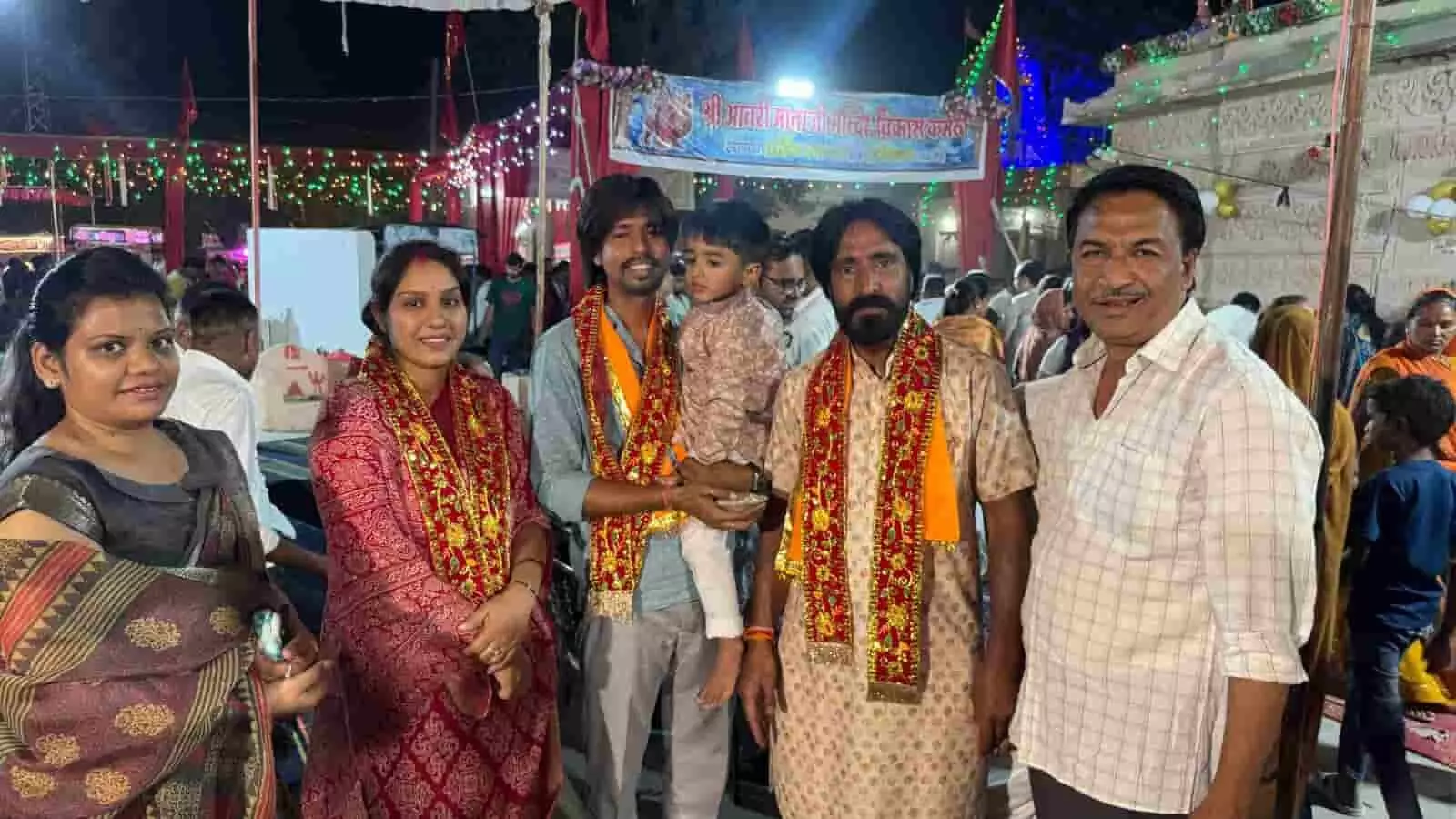 तस्वीर में फतहनगर के आवरी माता शक्तिपीठ में मंदिर निर्माण के लिए सहयोग देने वाले श्रद्धालु नजर आ रहे हैं। तस्वीर में फतहनगर के आवरी माता शक्तिपीठ में मंदिर निर्माण के लिए सहयोग देने वाले श्रद्धालु नजर आ रहे हैं।