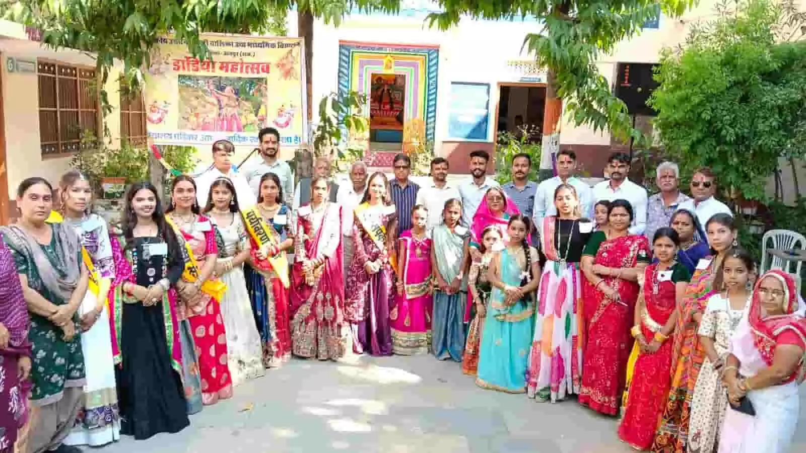 तस्वीर में कानोड राजकीय बालिका उच्च माध्यमिक विद्यालय में आयोजित डांडिया महोत्सव में नजर आतीं छात्राएं और शिक्षक। तस्वीर में कानोड राजकीय बालिका उच्च माध्यमिक विद्यालय में आयोजित डांडिया महोत्सव में नजर आतीं छात्राएं और शिक्षक।