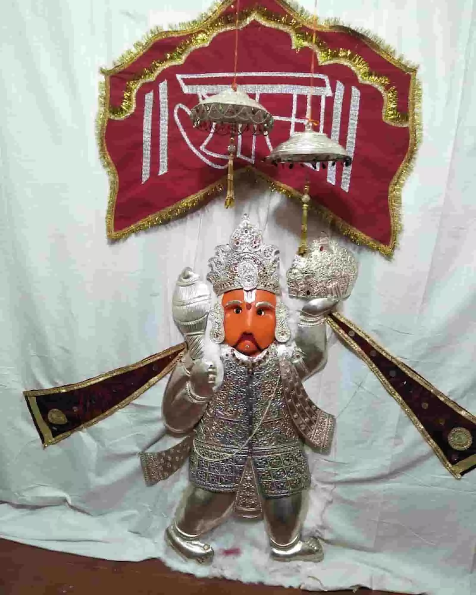 तस्वीर में फतहनगर के सिद्ध हनुमान मंदिर में चांदी के आभूषणों से सुसज्जित बालाजी महाराज की प्रतिमा दिख रही है। तस्वीर में फतहनगर के सिद्ध हनुमान मंदिर में चांदी के आभूषणों से सुसज्जित बालाजी महाराज की प्रतिमा दिख रही है।