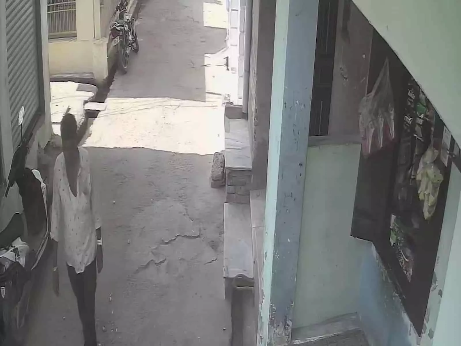 तस्वीर में दिख रहा संदिग्ध व्यक्ति सनवाड़ के चारभुजा मंदिर में चोरी के मामले में। तस्वीर में दिख रहा संदिग्ध व्यक्ति सनवाड़ के चारभुजा मंदिर में चोरी के मामले में।