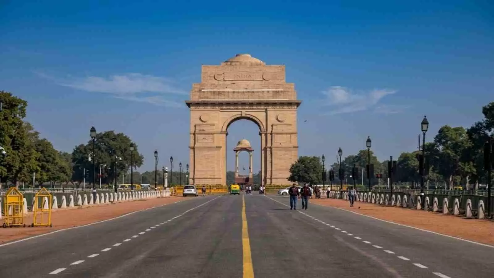 धुंधली हवा के बीच इंडिया गेट के सामने सड़क पर चलते लोगों का दृश्य। धुंधली हवा के बीच इंडिया गेट के सामने सड़क पर चलते लोगों का दृश्य।