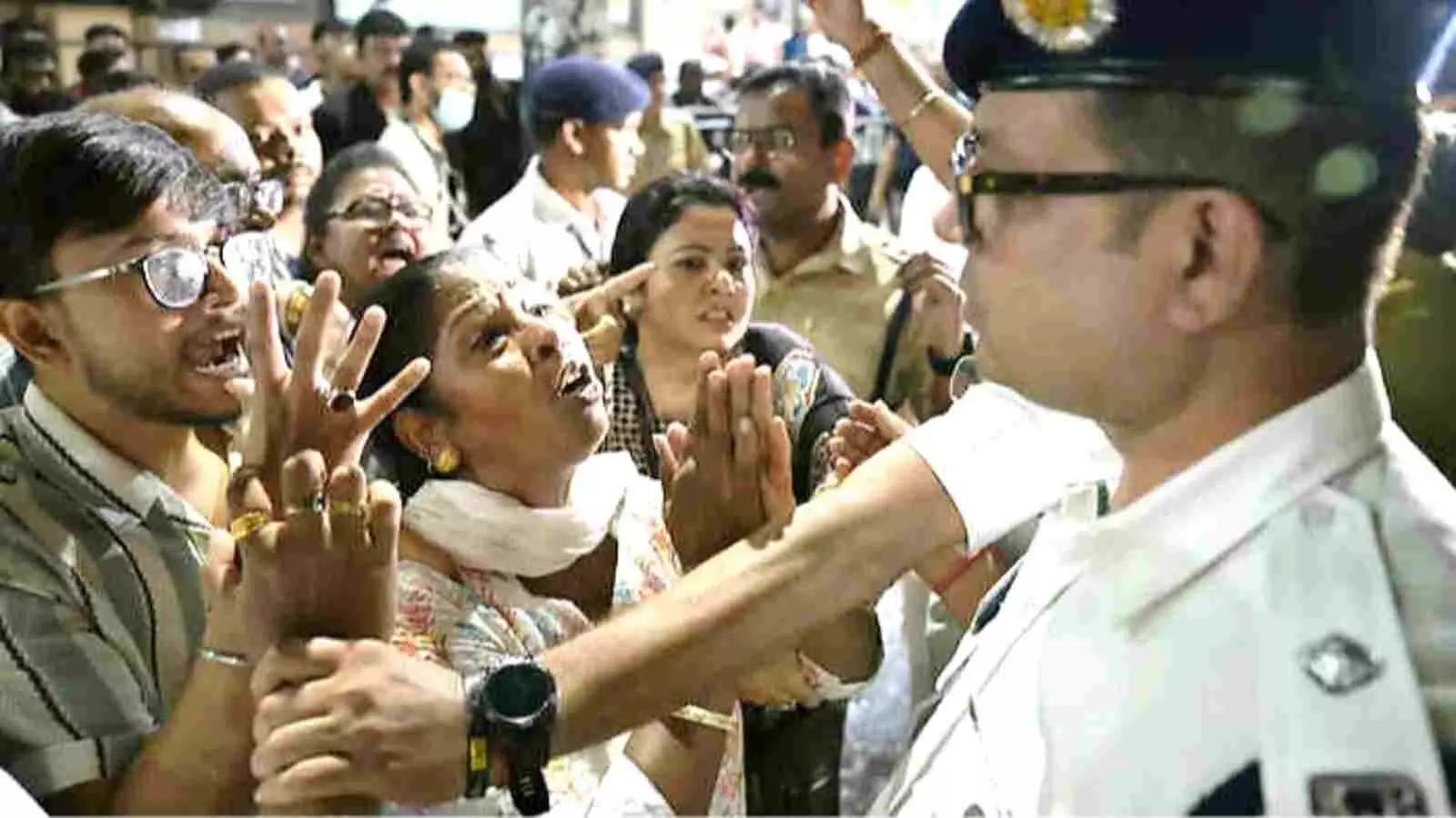 ग्वालियर में शीतला माता मंदिर के पास हादसे के बाद एकत्रित लोग और सड़क पर बिखरी धान की बोरियां। ग्वालियर में शीतला माता मंदिर के पास हादसे के बाद एकत्रित लोग और सड़क पर बिखरी धान की बोरियां।