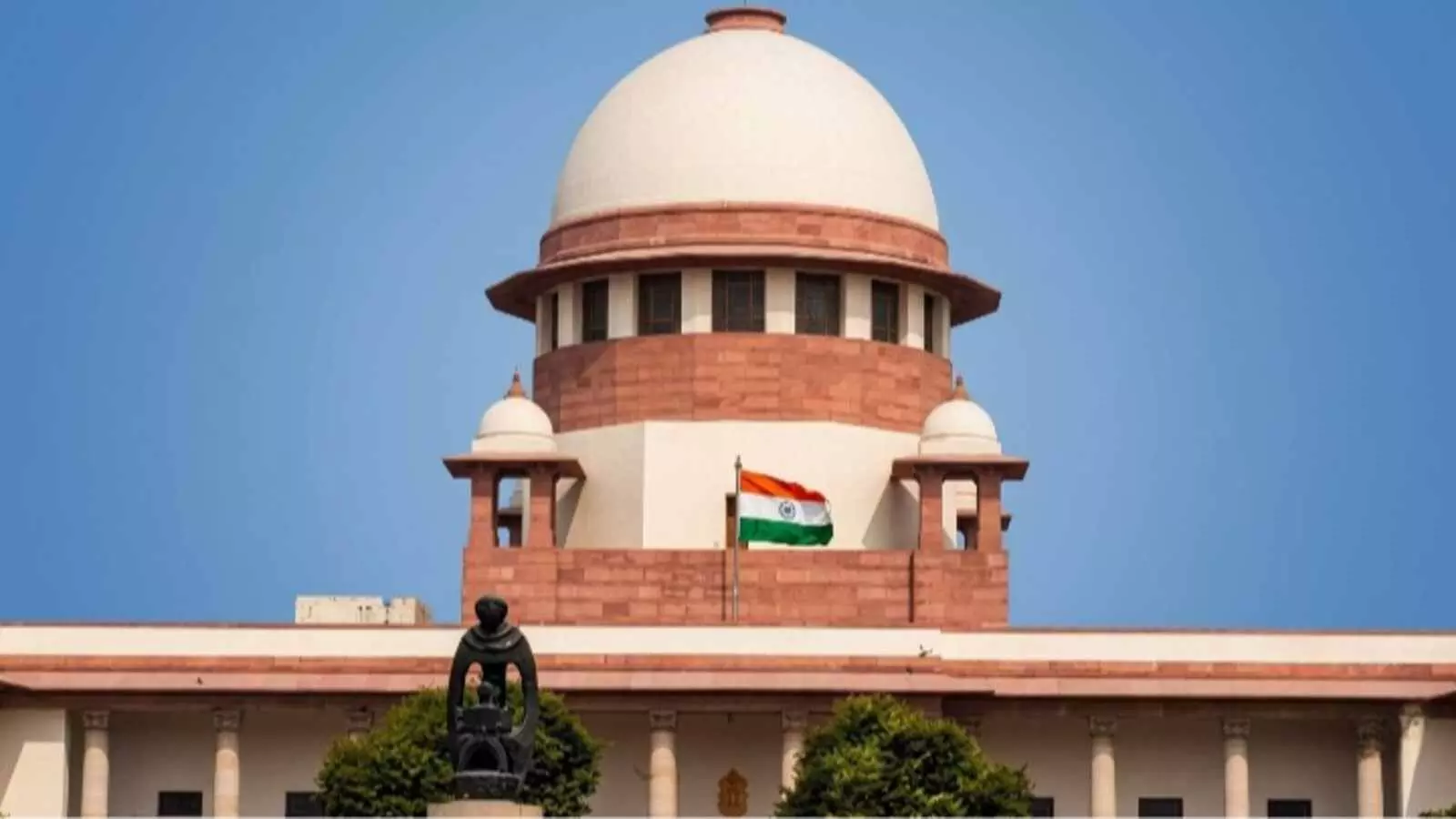 नई दिल्ली में भारत के सुप्रीम कोर्ट का मुख्य भवन और लहराता हुआ राष्ट्रीय ध्वज। नई दिल्ली में भारत के सुप्रीम कोर्ट का मुख्य भवन और लहराता हुआ राष्ट्रीय ध्वज।