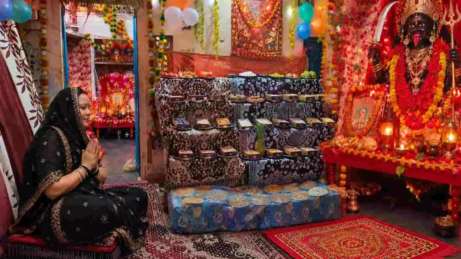 तस्वीर में भद्रकाली मंदिर में छप्पन भोग के सामने हाथ जोड़े बैठी महिला भक्त रेखा। तस्वीर में भद्रकाली मंदिर में छप्पन भोग के सामने हाथ जोड़े बैठी महिला भक्त रेखा।