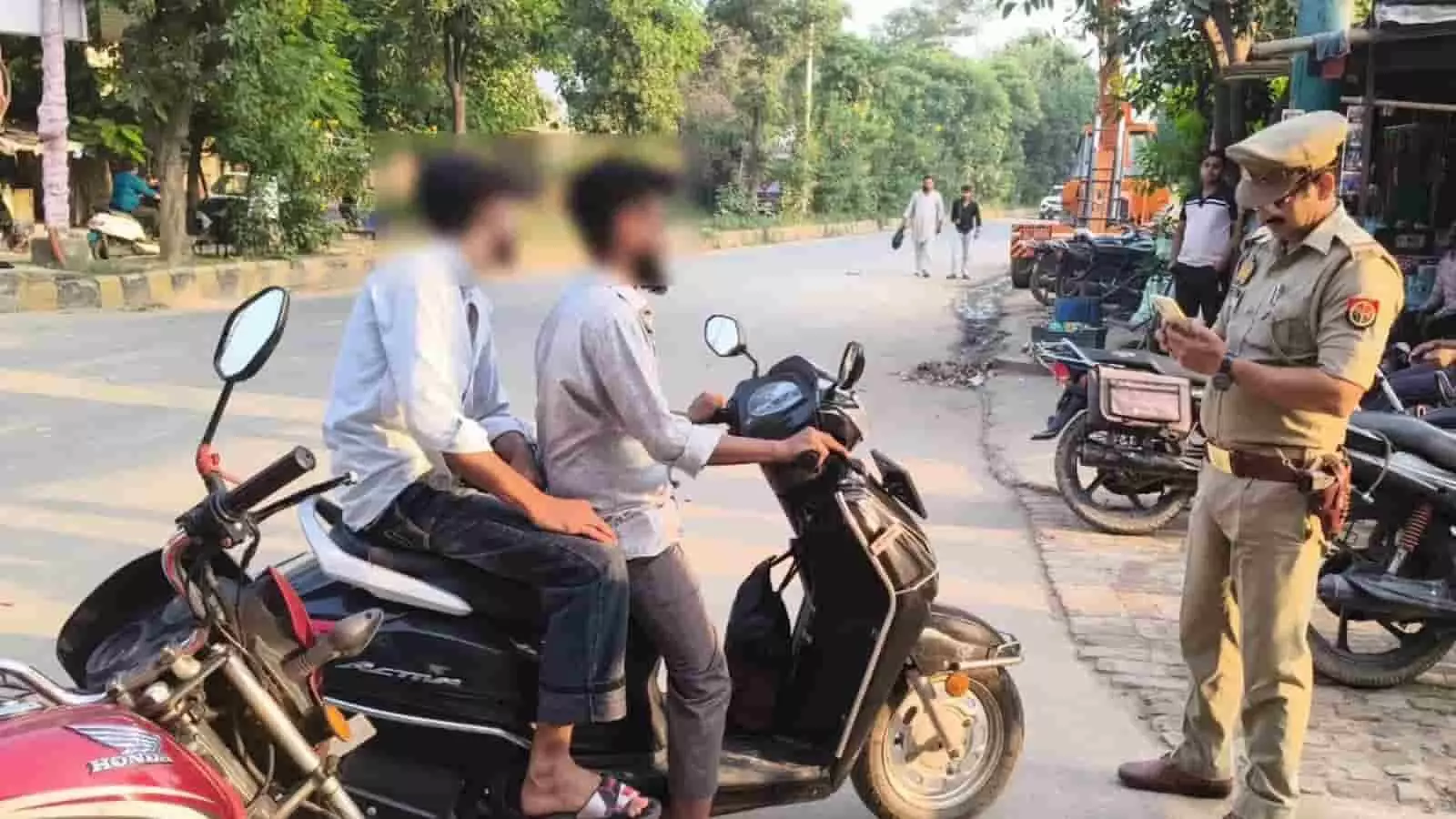 तस्वीर में हापुड़ में पुलिसकर्मी बिना हेलमेट दोपहिया चालकों के खिलाफ कार्रवाई कर रहे हैं। तस्वीर में हापुड़ में पुलिसकर्मी बिना हेलमेट दोपहिया चालकों के खिलाफ कार्रवाई कर रहे हैं।