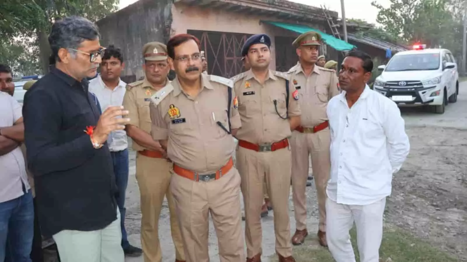 तस्वीर में हापुड़ एसपी और पुलिस अधिकारी गढ़मुक्तेश्वर मेला स्थल का निरीक्षण करते हुए दिख रहे हैं। तस्वीर में हापुड़ एसपी और पुलिस अधिकारी गढ़मुक्तेश्वर मेला स्थल का निरीक्षण करते हुए दिख रहे हैं।