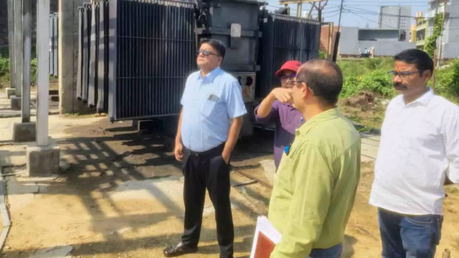 तस्वीर में PVVNL के प्रबंध निदेशक रवीश गुप्ता अधिकारियों के साथ विद्युत उपकेंद्र में ट्रांसफार्मर की जांच करते हुए। तस्वीर में PVVNL के प्रबंध निदेशक रवीश गुप्ता अधिकारियों के साथ विद्युत उपकेंद्र में ट्रांसफार्मर की जांच करते हुए।
