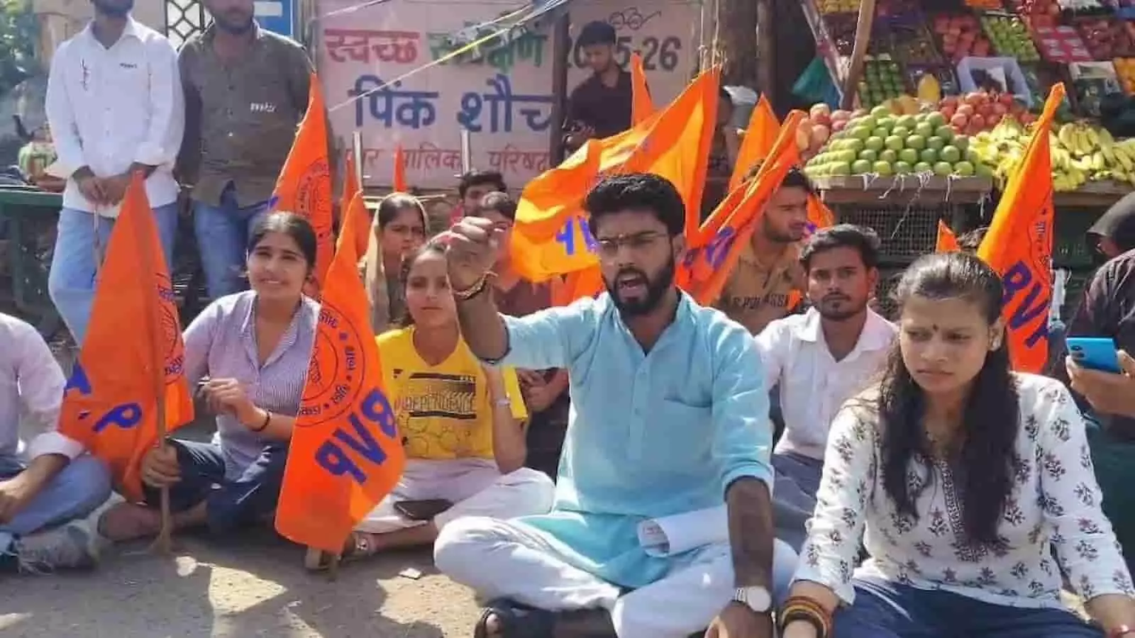 तस्वीर में भगवा झंडे लिए ABVP कार्यकर्ता हापुड़ के चौराहे पर सड़क पर बैठकर विरोध प्रदर्शन कर रहे हैं। तस्वीर में भगवा झंडे लिए ABVP कार्यकर्ता हापुड़ के चौराहे पर सड़क पर बैठकर विरोध प्रदर्शन कर रहे हैं।