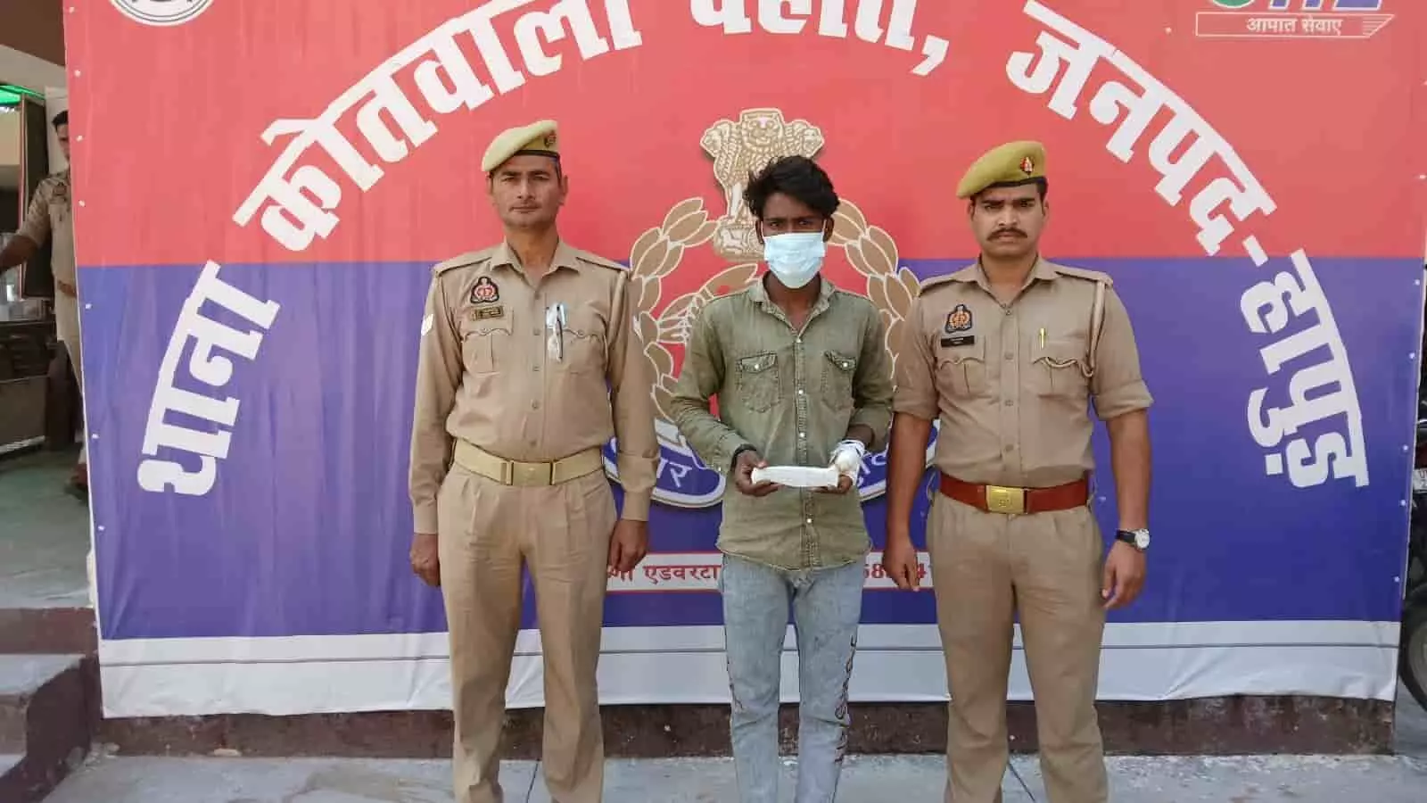 तस्वीर में हापुड़ देहात थाना पुलिस द्वारा गिरफ्तार किया गया वांछित आरोपी अर्जुन पुलिसकर्मियों के साथ नजर आ रहा है। तस्वीर में हापुड़ देहात थाना पुलिस द्वारा गिरफ्तार किया गया वांछित आरोपी अर्जुन पुलिसकर्मियों के साथ नजर आ रहा है।