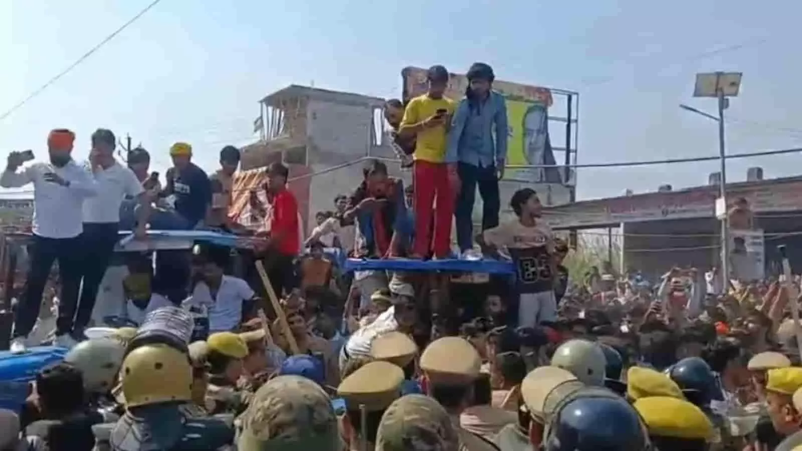 तस्वीर में धौलाना में सड़क पर प्रदर्शन करते लोग और कानून-व्यवस्था संभालने में जुटी पुलिस दिख रही है। तस्वीर में धौलाना में सड़क पर प्रदर्शन करते लोग और कानून-व्यवस्था संभालने में जुटी पुलिस दिख रही है।