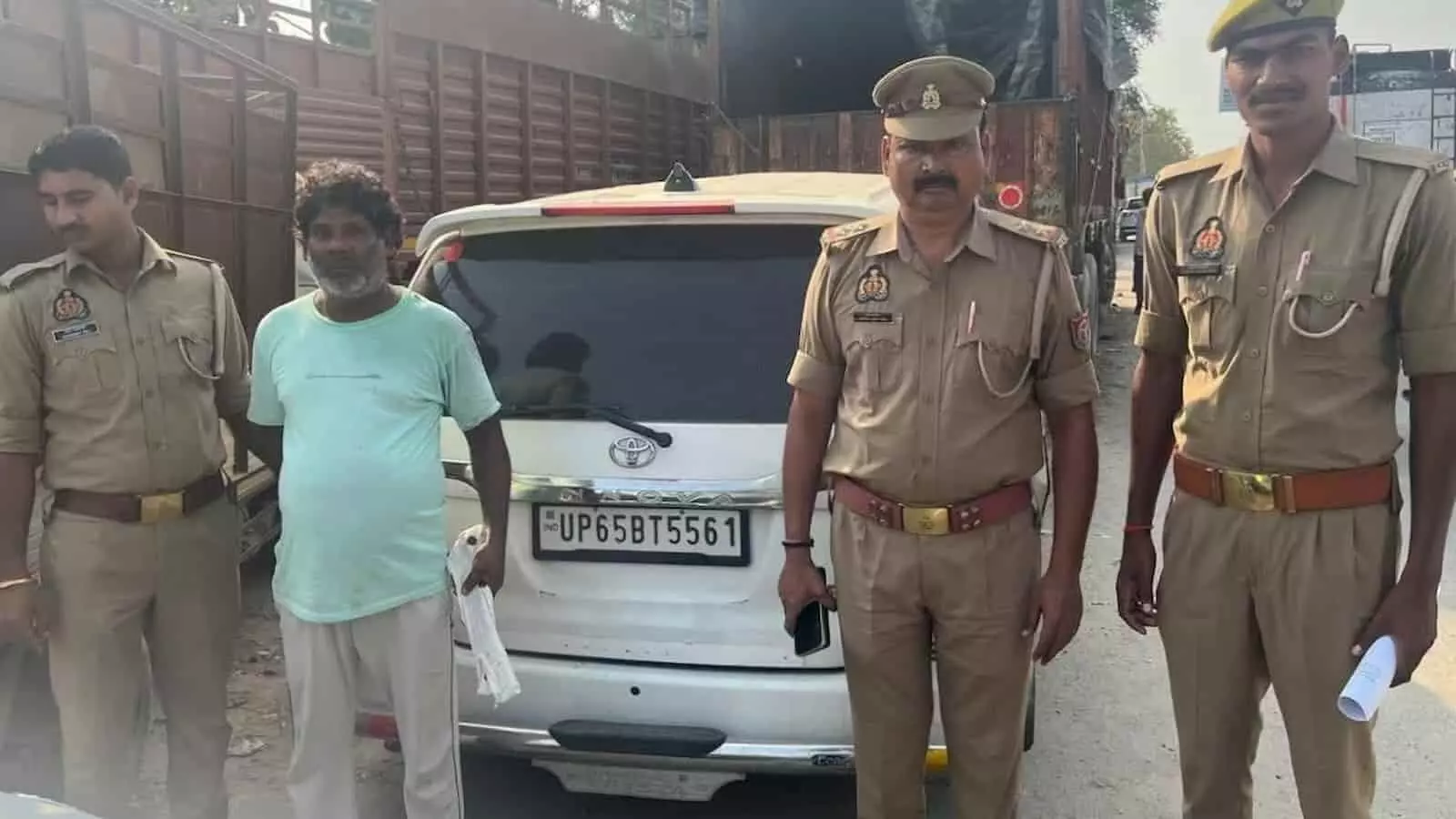 तस्वीर में इनोवा कार और गिरफ्तार आरोपी के साथ खड़े चंदौली पुलिस के जवान दिखाई दे रहे हैं।