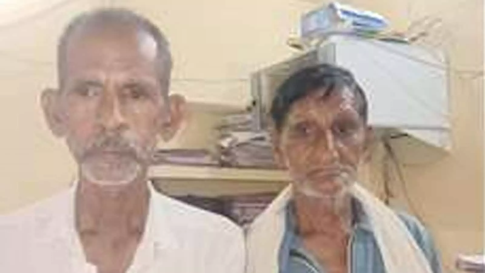तस्वीर में दिख रहे पुलिस हिरासत में खड़े दो बुजुर्ग व्यक्ति अवैध शराब मामले के आरोपी हैं। तस्वीर में दिख रहे पुलिस हिरासत में खड़े दो बुजुर्ग व्यक्ति अवैध शराब मामले के आरोपी हैं।