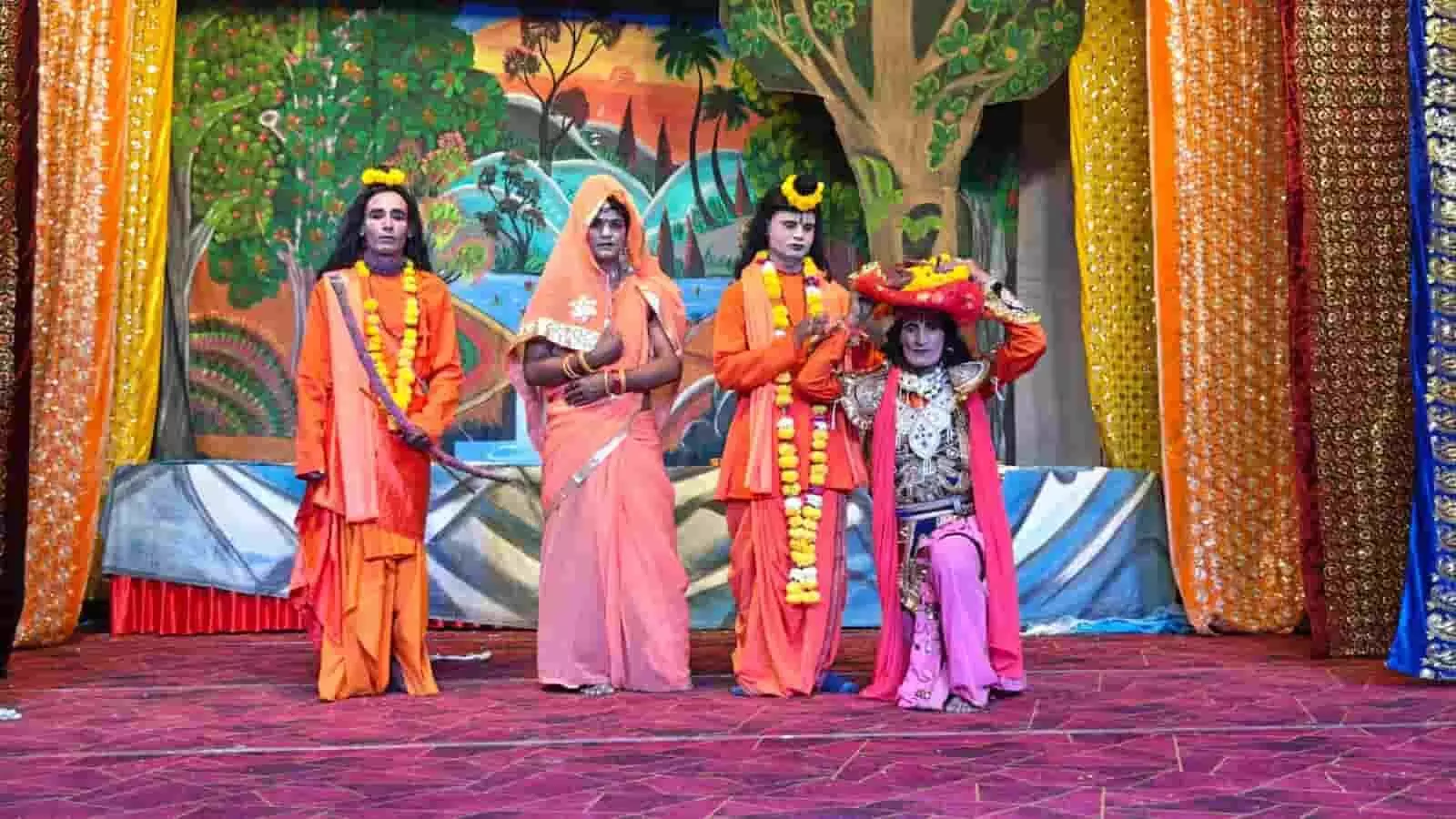 तस्वीर में कोटा के पार्क में आयोजित रामलीला मंच पर कलाकार धार्मिक वेशभूषा में अभिनय करते दिख रहे हैं। तस्वीर में कोटा के पार्क में आयोजित रामलीला मंच पर कलाकार धार्मिक वेशभूषा में अभिनय करते दिख रहे हैं।
