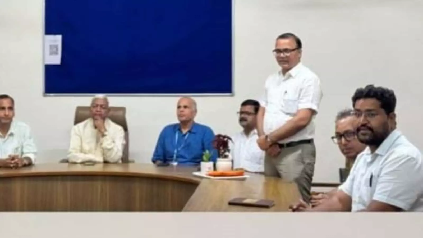 तस्वीर में भीलवाड़ा के एमएलवी कॉलेज में स्वदेशी मेले की तैयारियों पर चर्चा करते सांसद दामोदर अग्रवाल और अन्य सदस्य visible हैं। तस्वीर में भीलवाड़ा के एमएलवी कॉलेज में स्वदेशी मेले की तैयारियों पर चर्चा करते सांसद दामोदर अग्रवाल और अन्य सदस्य visible हैं।