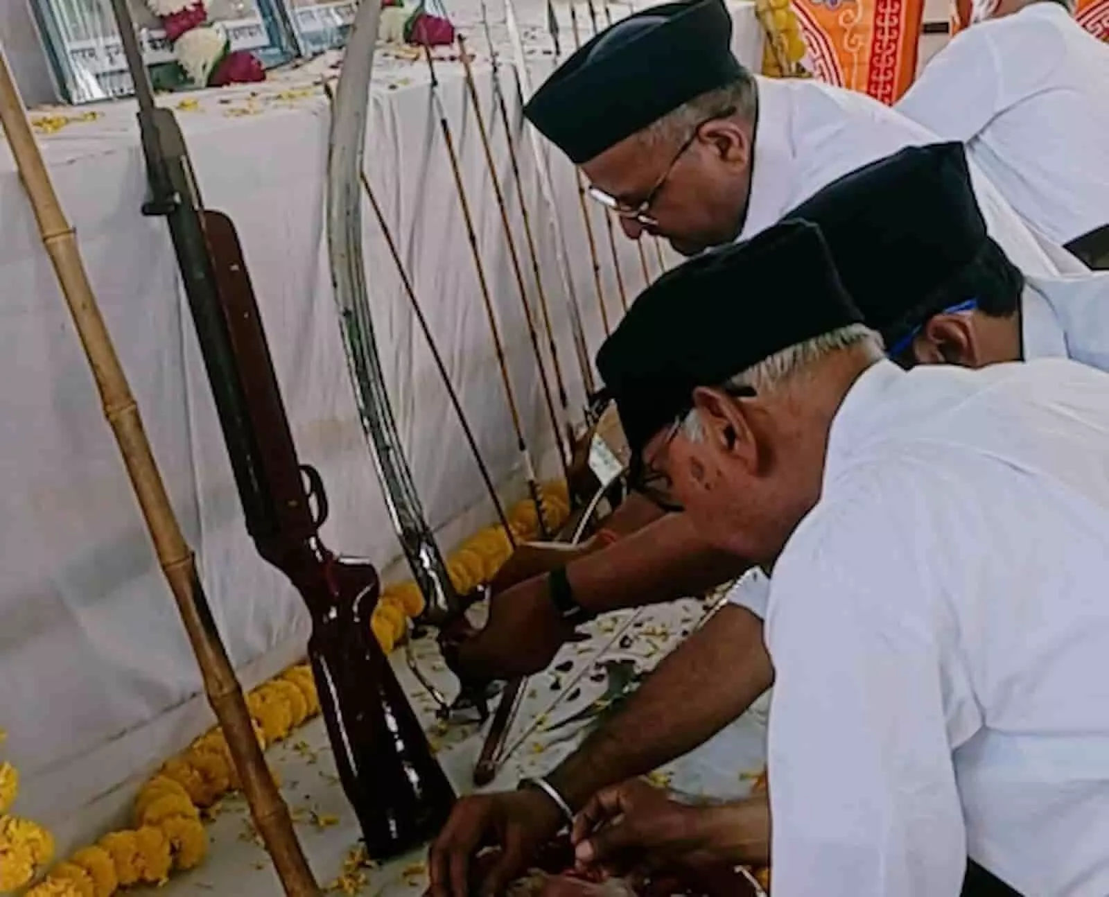 तस्वीर में बारां में आयोजित संघ कार्यक्रम के दौरान शस्त्र पूजन करते स्वयंसेवक दिख रहे हैं। तस्वीर में बारां में आयोजित संघ कार्यक्रम के दौरान शस्त्र पूजन करते स्वयंसेवक दिख रहे हैं।
