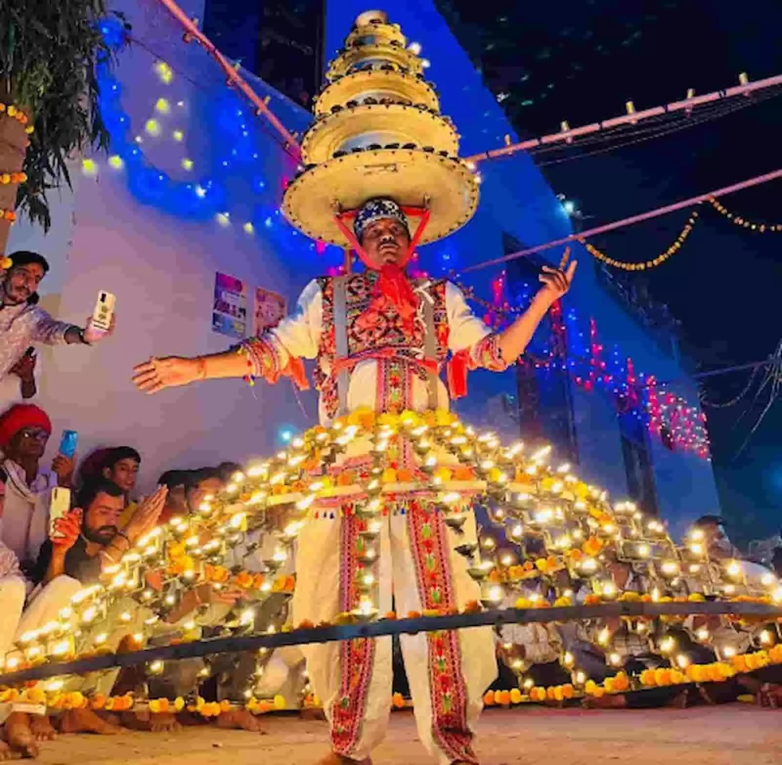 अमरपुरा खालसा में मां खेड़ाखूट महाआरती के दौरान सिर पर दीपक लिए पारंपरिक वेशभूषा में नृत्य करता व्यक्ति। अमरपुरा खालसा में मां खेड़ाखूट महाआरती के दौरान सिर पर दीपक लिए पारंपरिक वेशभूषा में नृत्य करता व्यक्ति।
