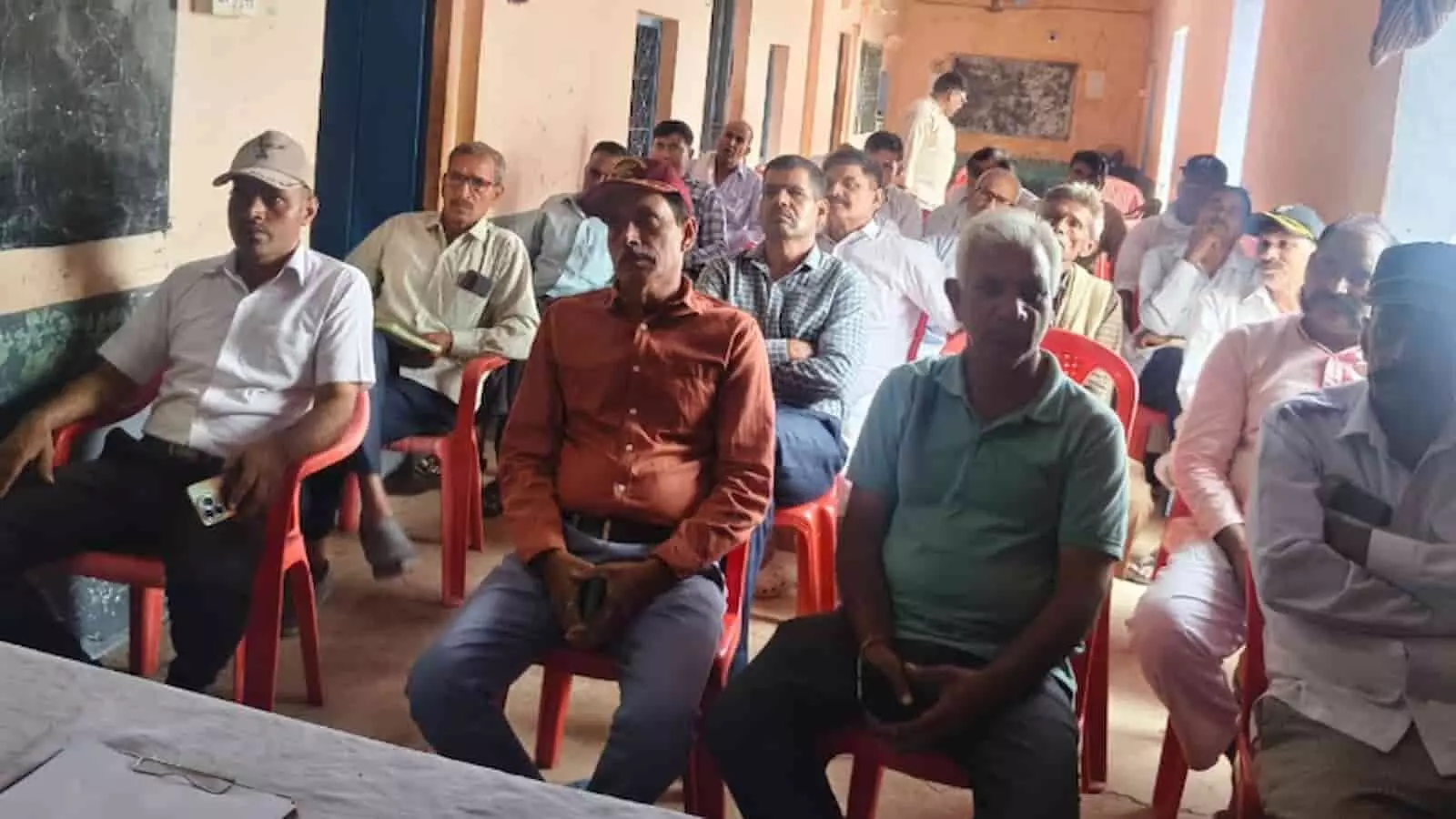 तस्वीर में भुसावर के श्री गोपाल जी मंदिर परिसर में बैठक के दौरान कुर्सियों पर बैठे पूर्व सैनिक दिखाई दे रहे हैं। तस्वीर में भुसावर के श्री गोपाल जी मंदिर परिसर में बैठक के दौरान कुर्सियों पर बैठे पूर्व सैनिक दिखाई दे रहे हैं।