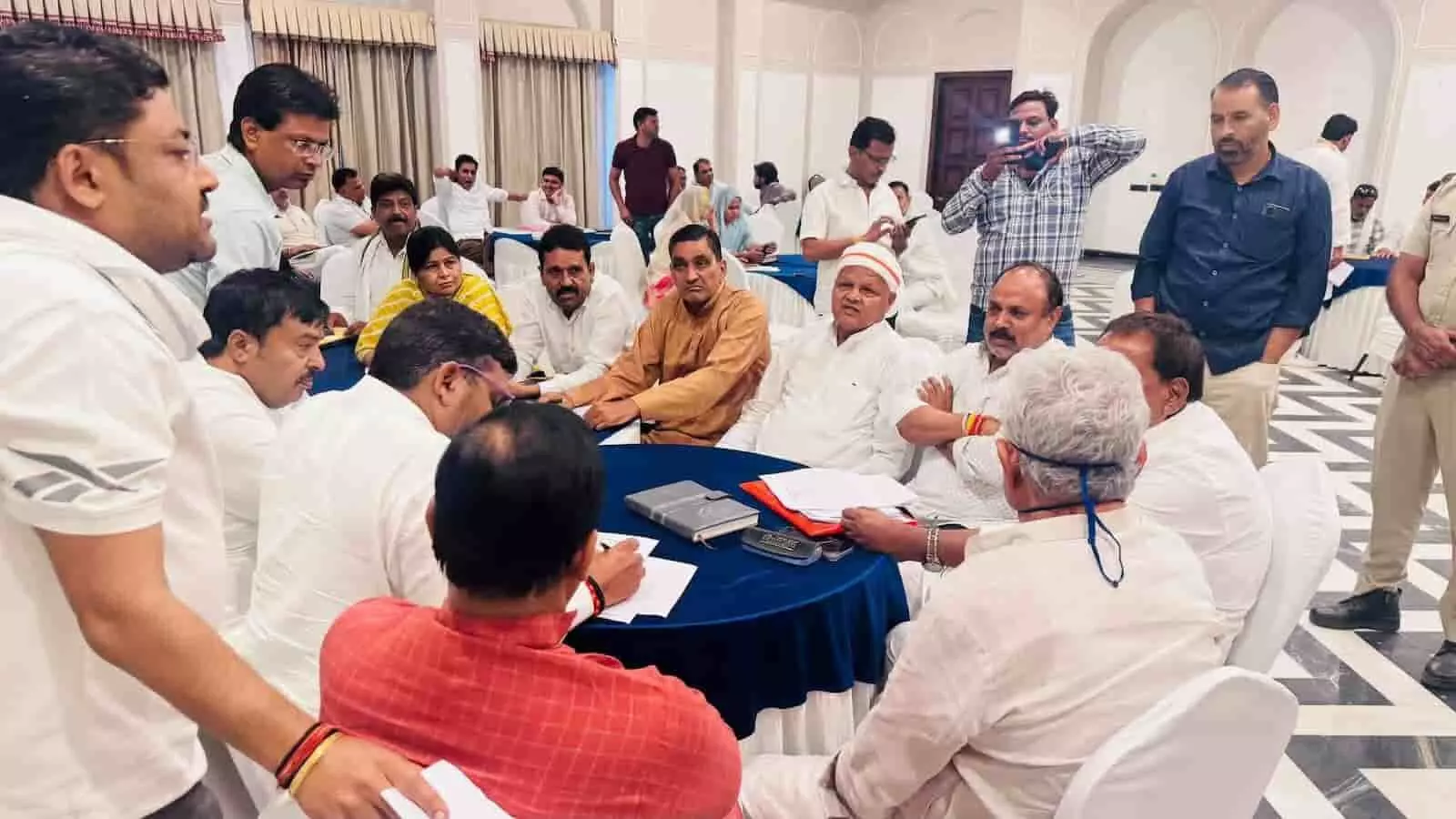 तस्वीर में सवाई माधोपुर में भाजपा नेता पंचायत चुनाव की बैठक में चर्चा करते दिख रहे हैं। तस्वीर में सवाई माधोपुर में भाजपा नेता पंचायत चुनाव की बैठक में चर्चा करते दिख रहे हैं।