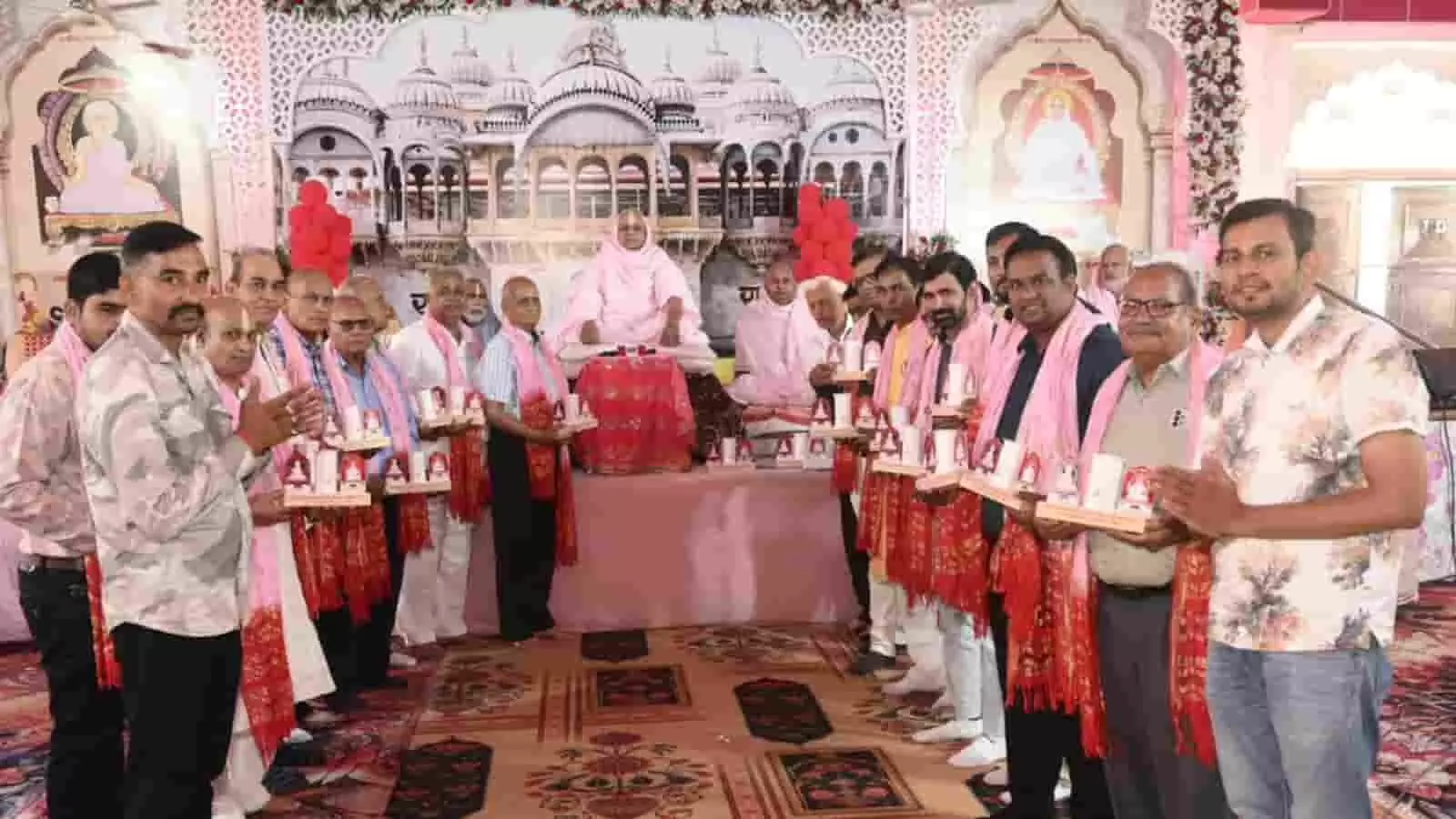 तस्वीर में रामस्नेही संप्रदाय के आचार्य रामदयालजी महाराज के सामने स्मृति चिन्ह लेकर खड़े कार्यकर्ता दिख रहे हैं। तस्वीर में रामस्नेही संप्रदाय के आचार्य रामदयालजी महाराज के सामने स्मृति चिन्ह लेकर खड़े कार्यकर्ता दिख रहे हैं।