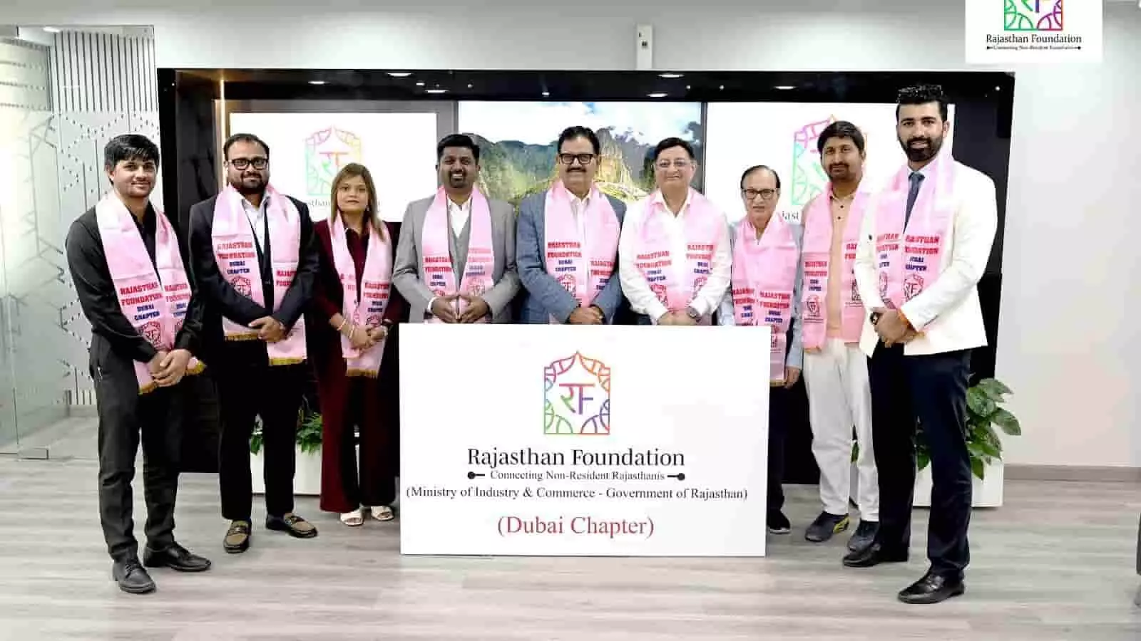 तस्वीर में राजस्थान फाउंडेशन दुबई चैप्टर के पदाधिकारी राइजिंग राजस्थान बैनर के साथ खड़े हैं। तस्वीर में राजस्थान फाउंडेशन दुबई चैप्टर के पदाधिकारी राइजिंग राजस्थान बैनर के साथ खड़े हैं।