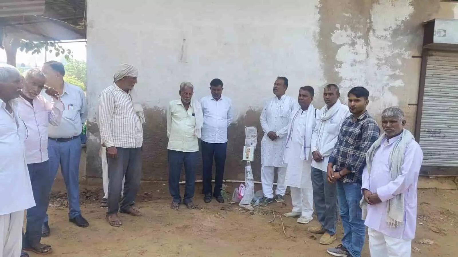डीग के बृजनगर में मदन सिंह राठौड़ का पुतला फूंकने के बाद विरोध प्रदर्शन करते कांग्रेस कार्यकर्ता। डीग के बृजनगर में मदन सिंह राठौड़ का पुतला फूंकने के बाद विरोध प्रदर्शन करते कांग्रेस कार्यकर्ता।