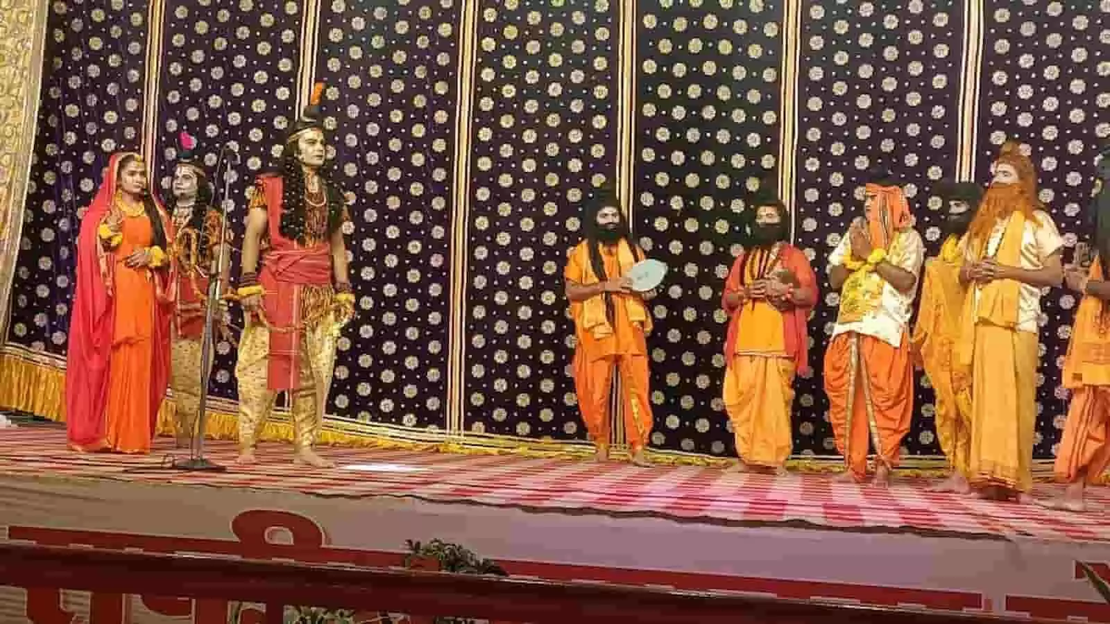 तस्वीर में कोटा के श्रीराम रंगमंच पर रामायण प्रसंगों का मंचन करते कलाकार दिख रहे हैं। तस्वीर में कोटा के श्रीराम रंगमंच पर रामायण प्रसंगों का मंचन करते कलाकार दिख रहे हैं।